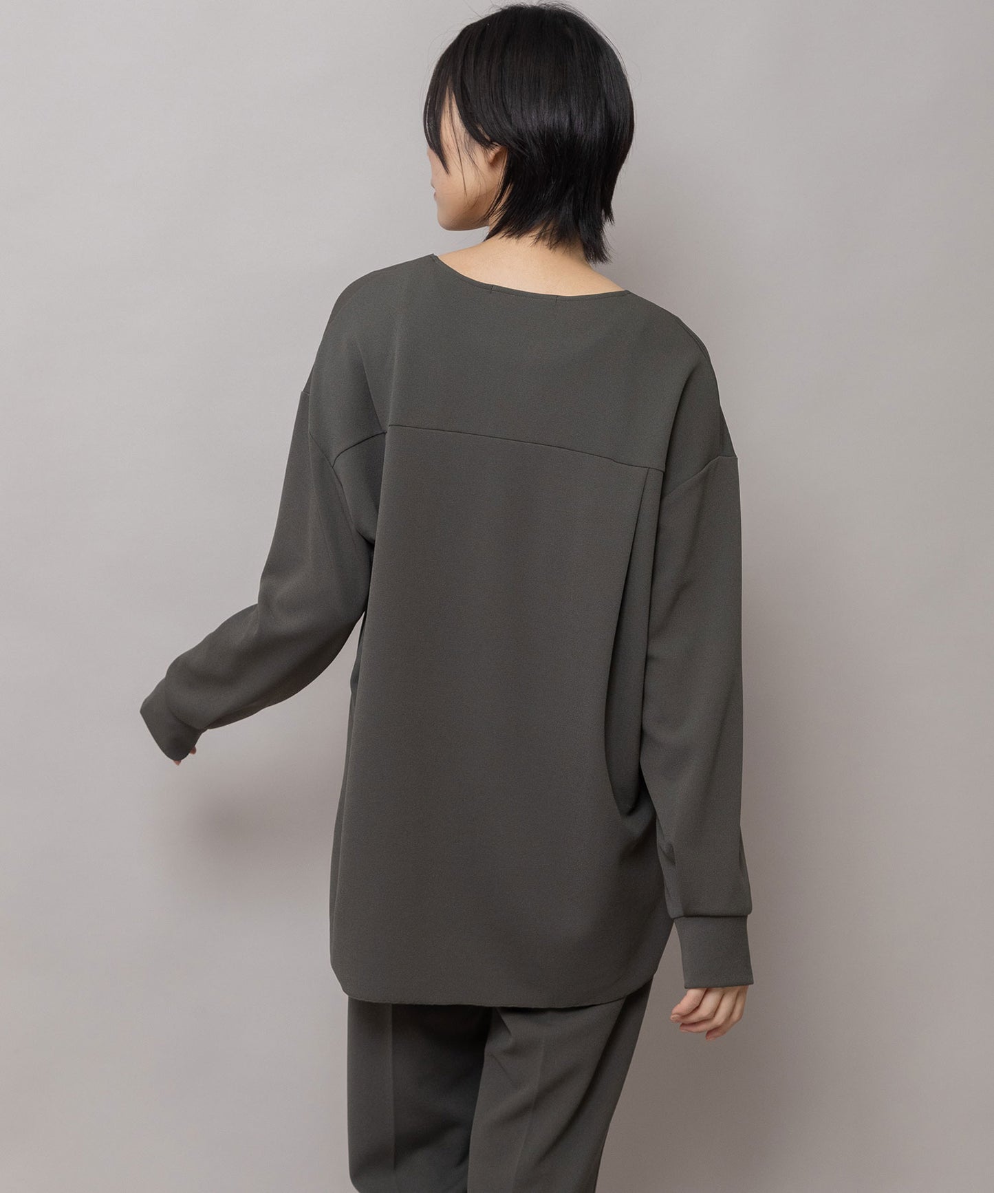 ストレッチジョーゼット キーネックトップス
