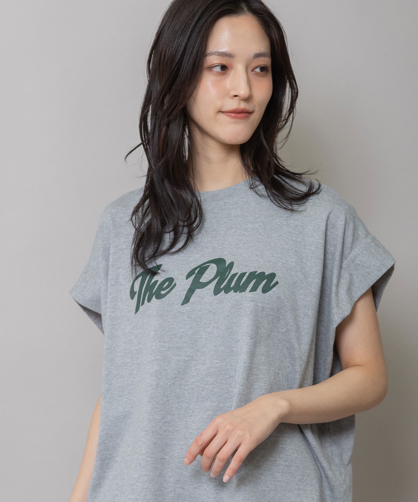 【 NEW COLOR 】"The Plum"ロゴプリントタックスリーブTシャツ