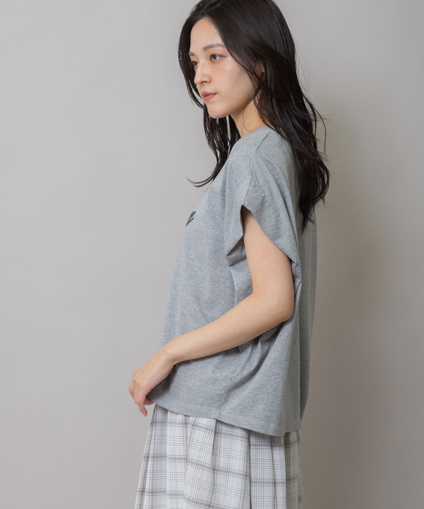 【 NEW COLOR 】"The Plum"ロゴプリントタックスリーブTシャツ