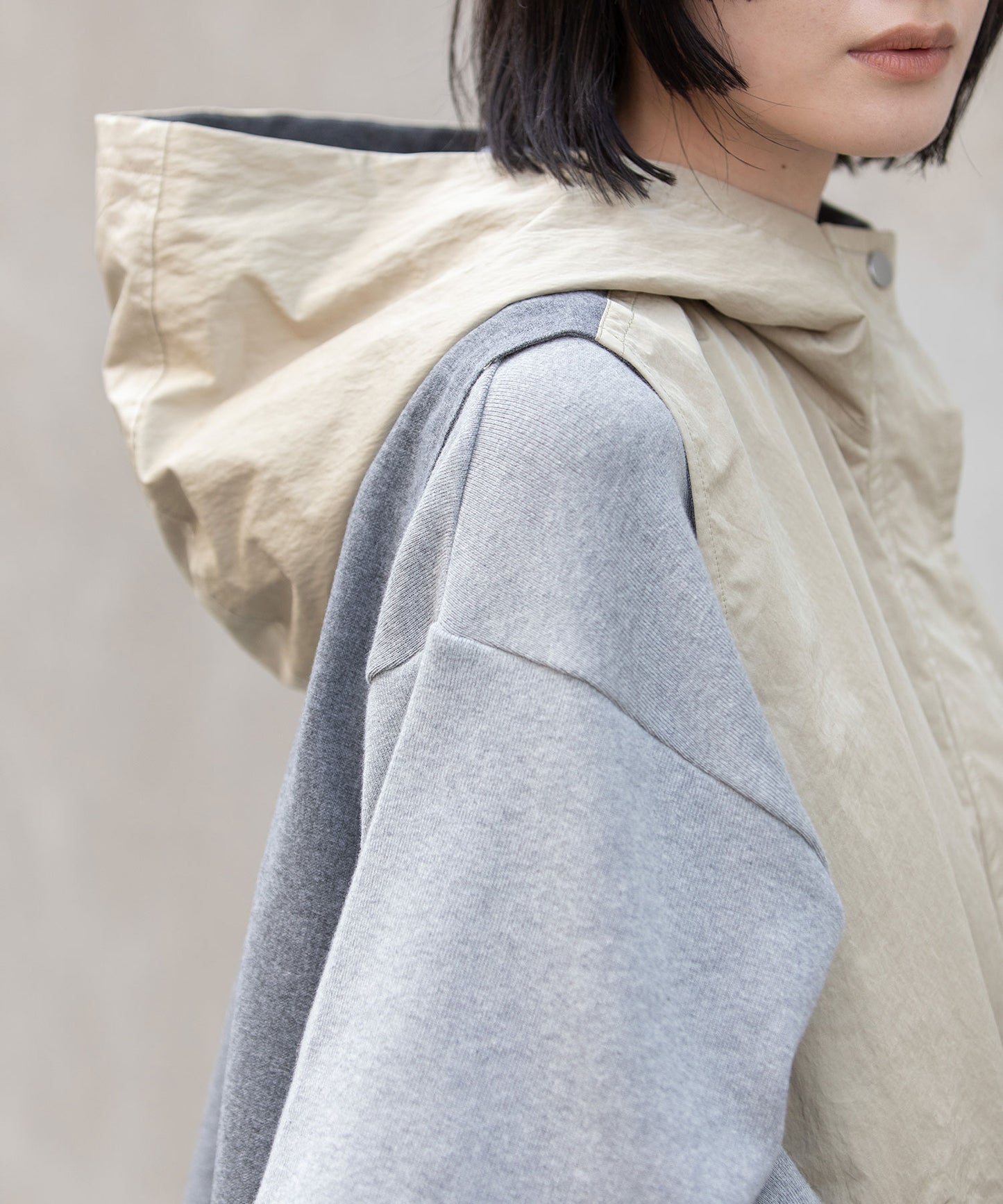 【軽量】【イージーケア】【吸水・速乾性】ツイル×梳毛調合繊×octaフーデットジレ