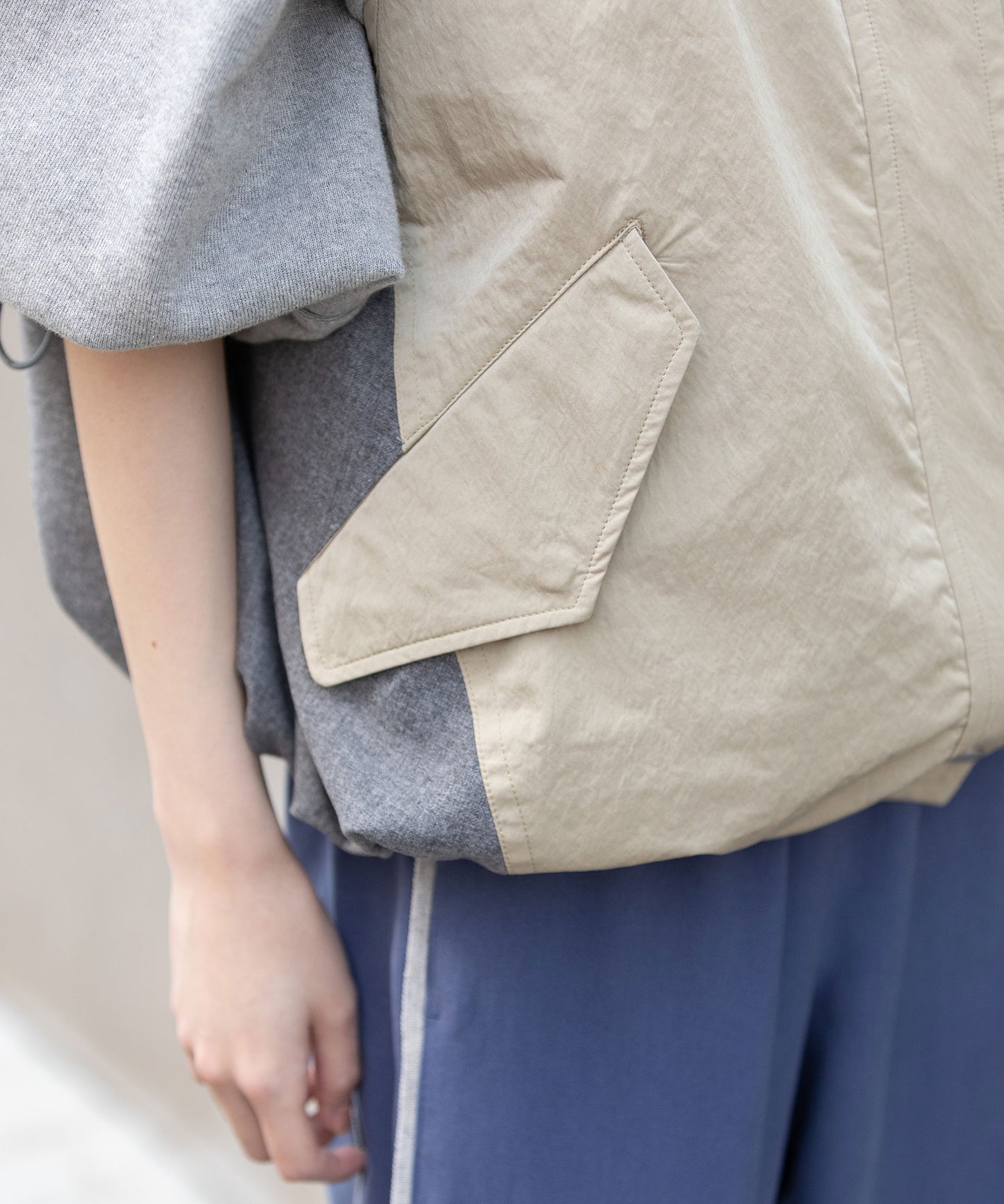 【軽量】【イージーケア】【吸水・速乾性】ツイル×梳毛調合繊×octaフーデットジレ