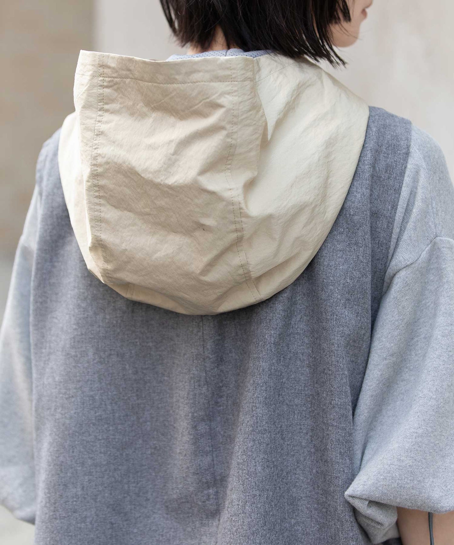 【軽量】【イージーケア】【吸水・速乾性】ツイル×梳毛調合繊×octaフーデットジレ