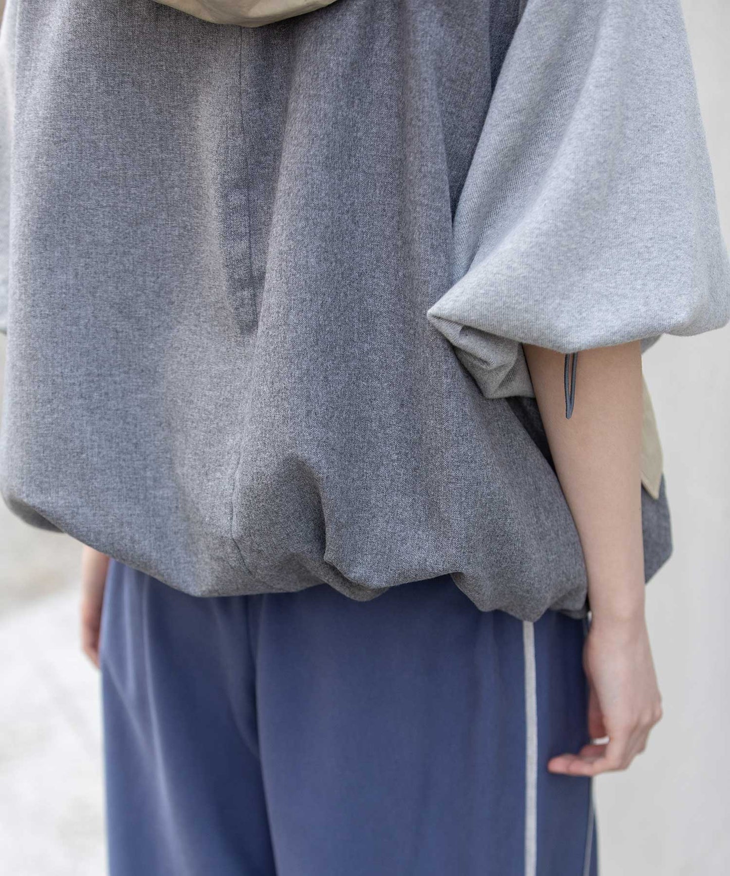 【軽量】【イージーケア】【吸水・速乾性】ツイル×梳毛調合繊×octaフーデットジレ