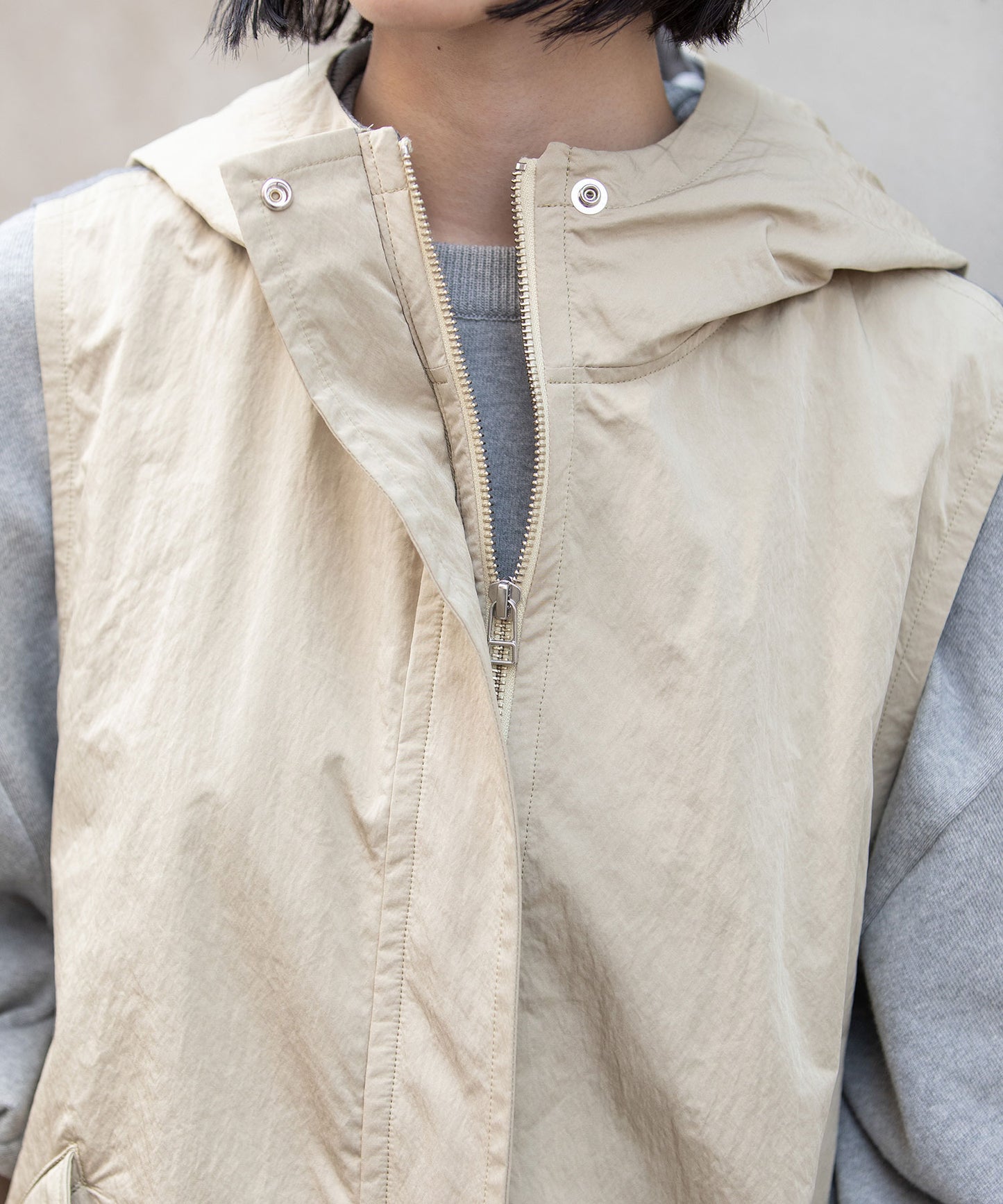 【軽量】【イージーケア】【吸水・速乾性】ツイル×梳毛調合繊×octaフーデットジレ