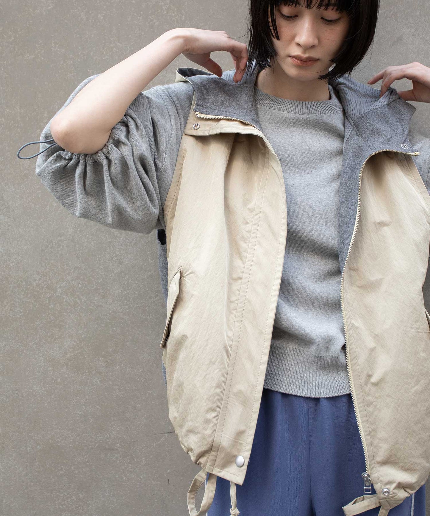 【軽量】【イージーケア】【吸水・速乾性】ツイル×梳毛調合繊×octaフーデットジレ