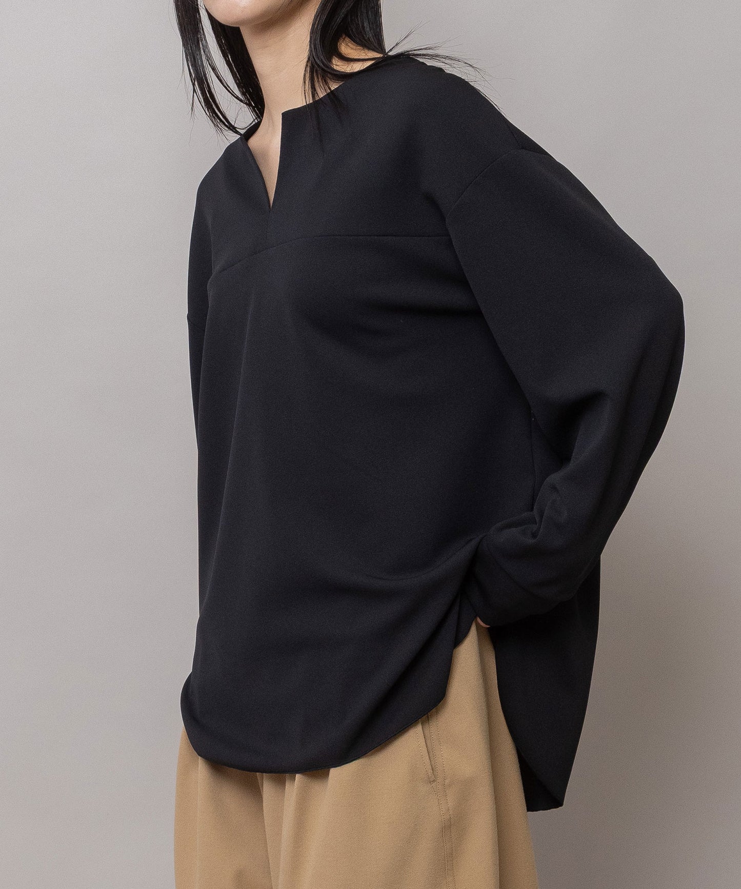 ストレッチジョーゼット キーネックトップス