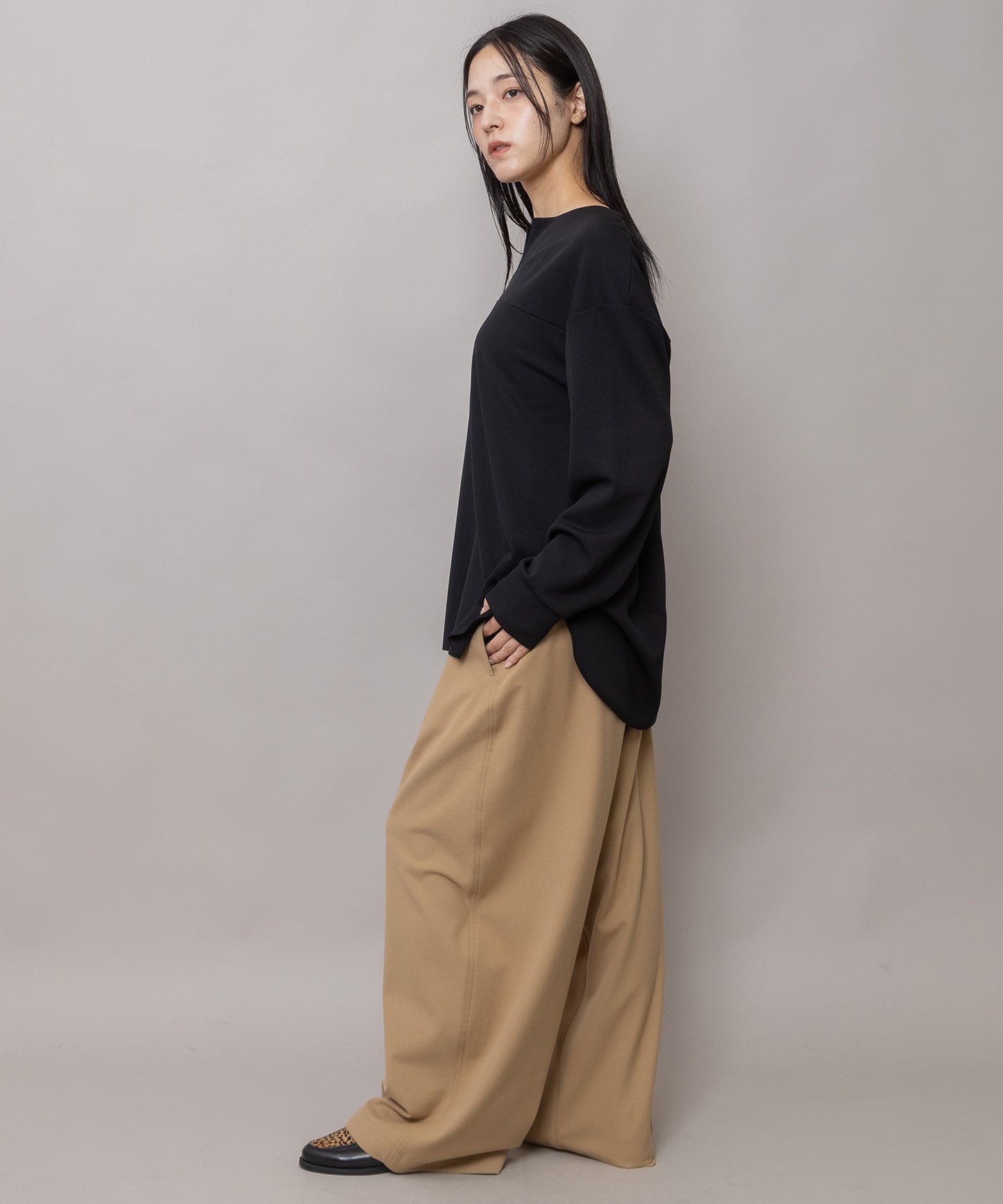 ストレッチジョーゼット キーネックトップス