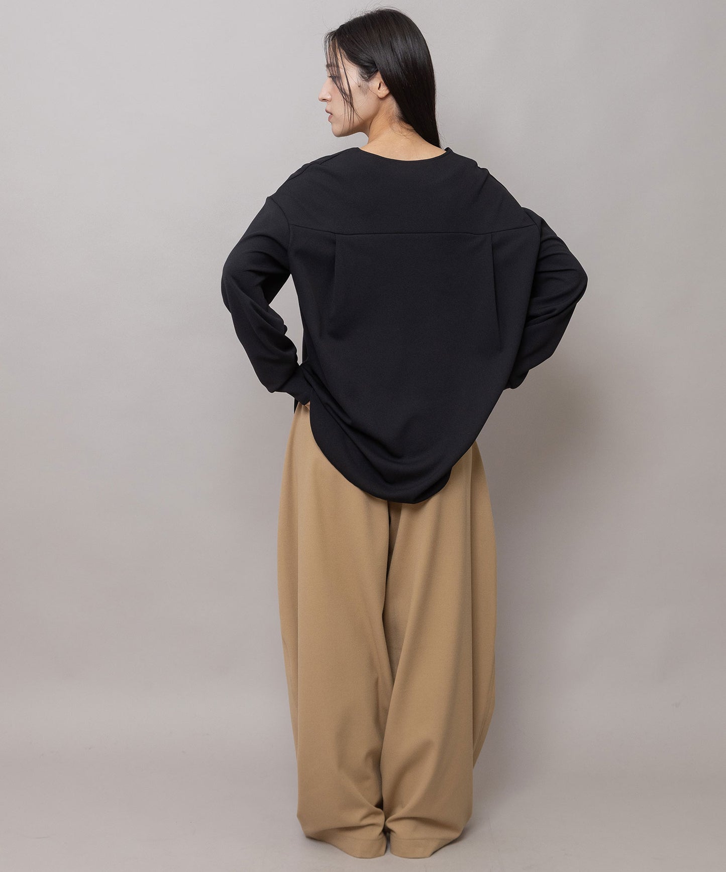 ストレッチジョーゼット キーネックトップス