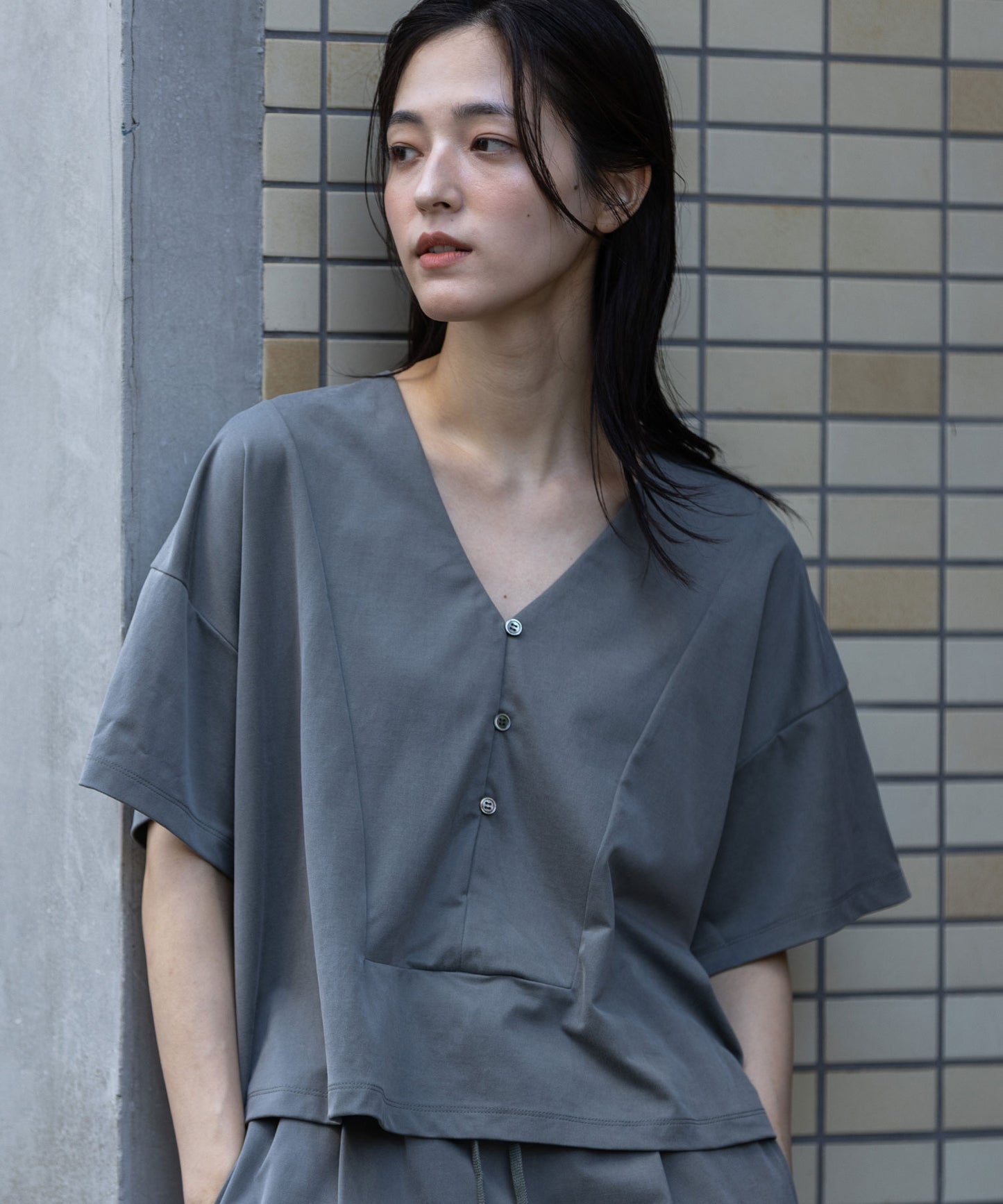 サテンジャージーＶネックトップス