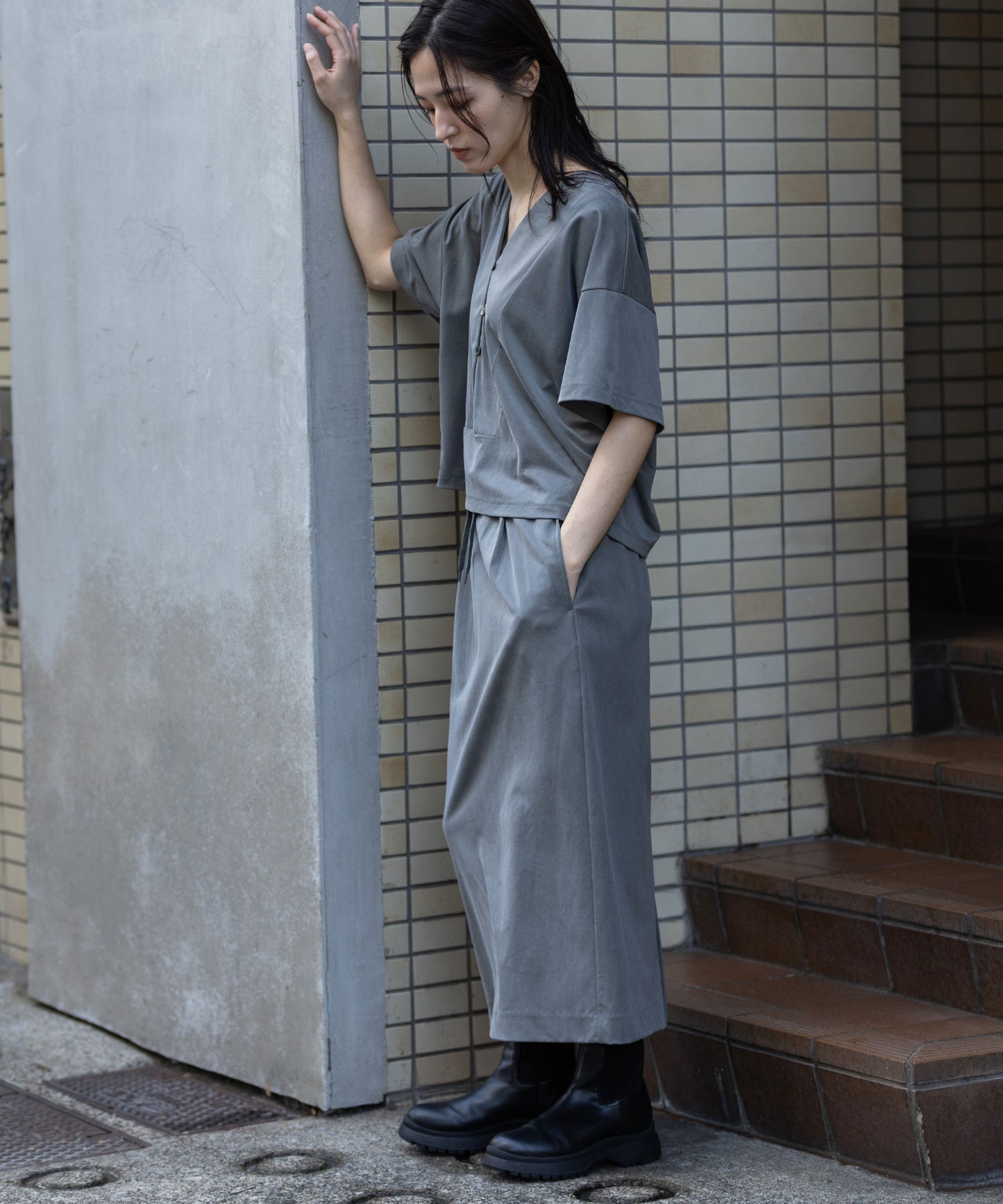 サテンジャージーＶネックトップス