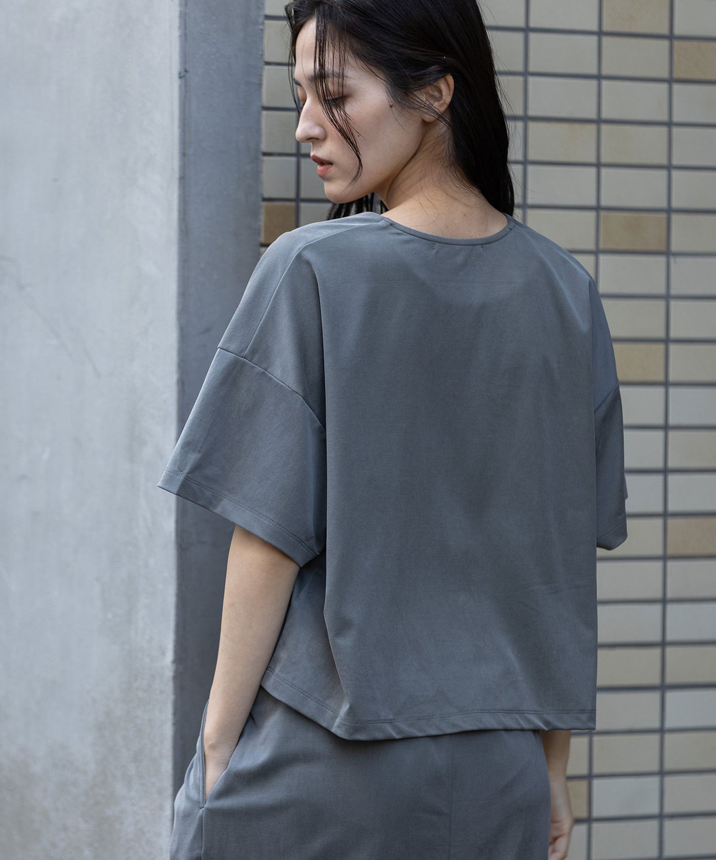 サテンジャージーＶネックトップス