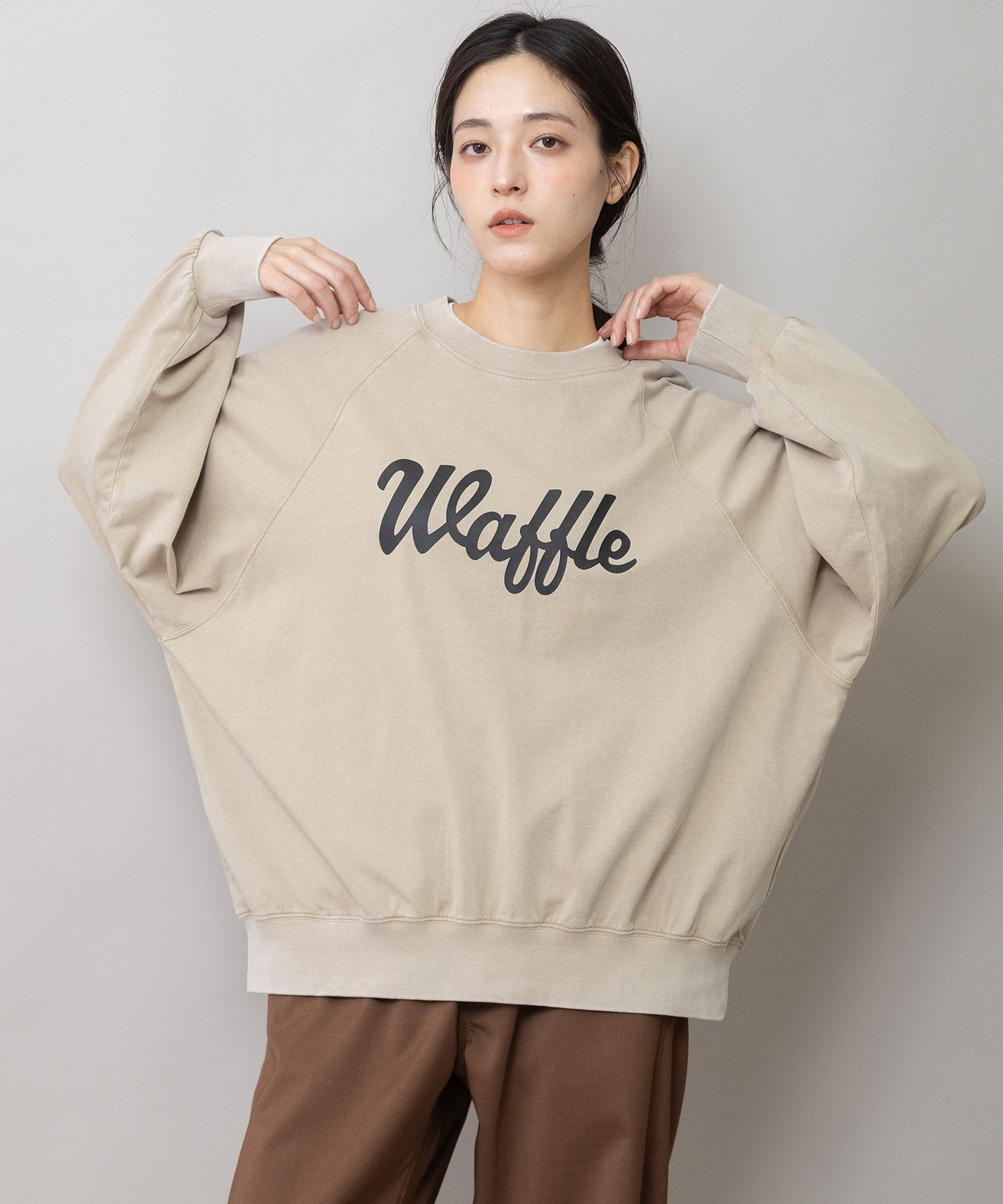 コットンジャージ「waffle」ロゴプリント ドルマンスリーブスウェット