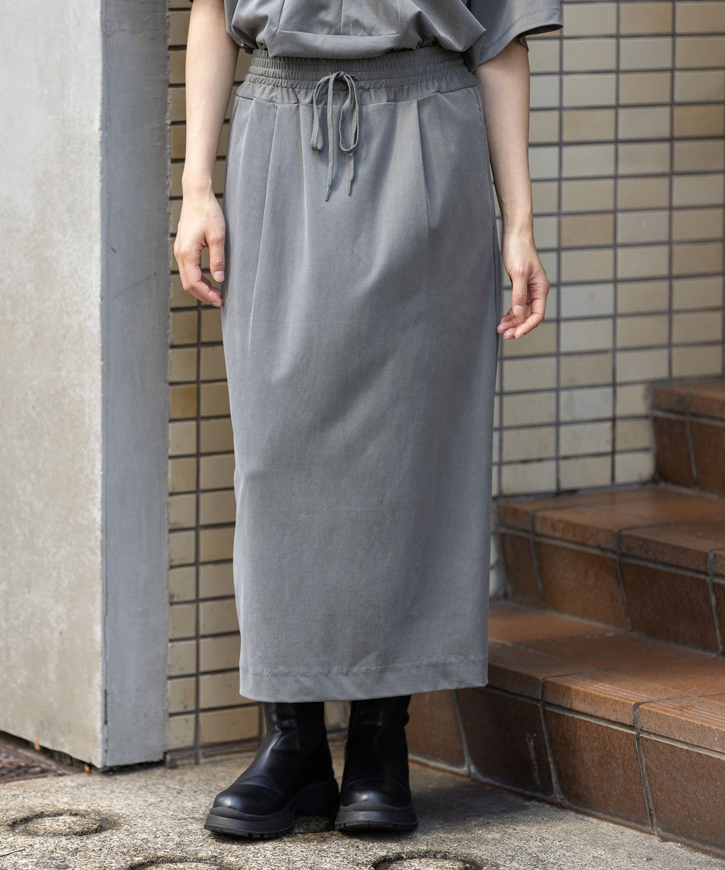 サテンジャージータイトスカート