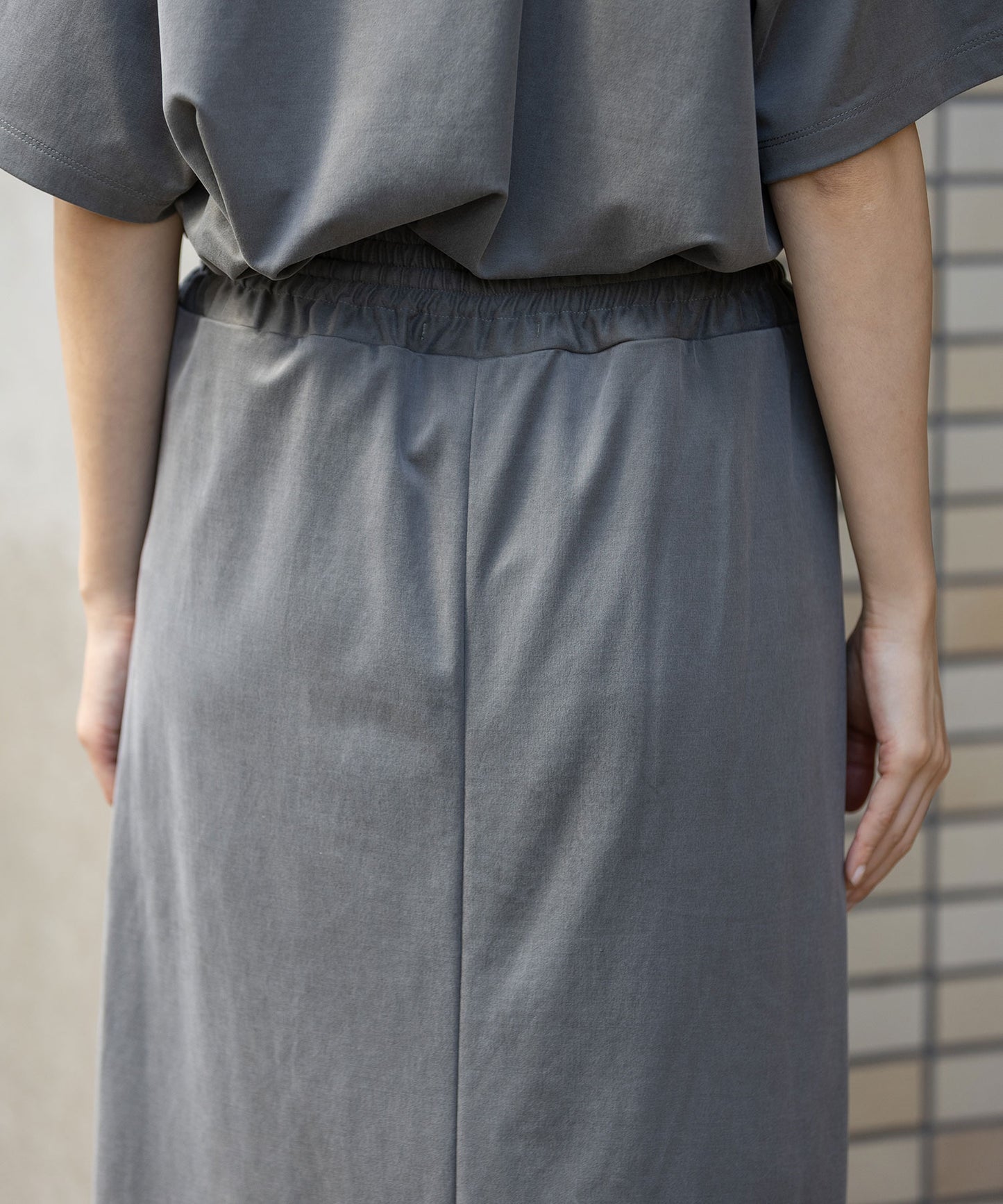 サテンジャージータイトスカート