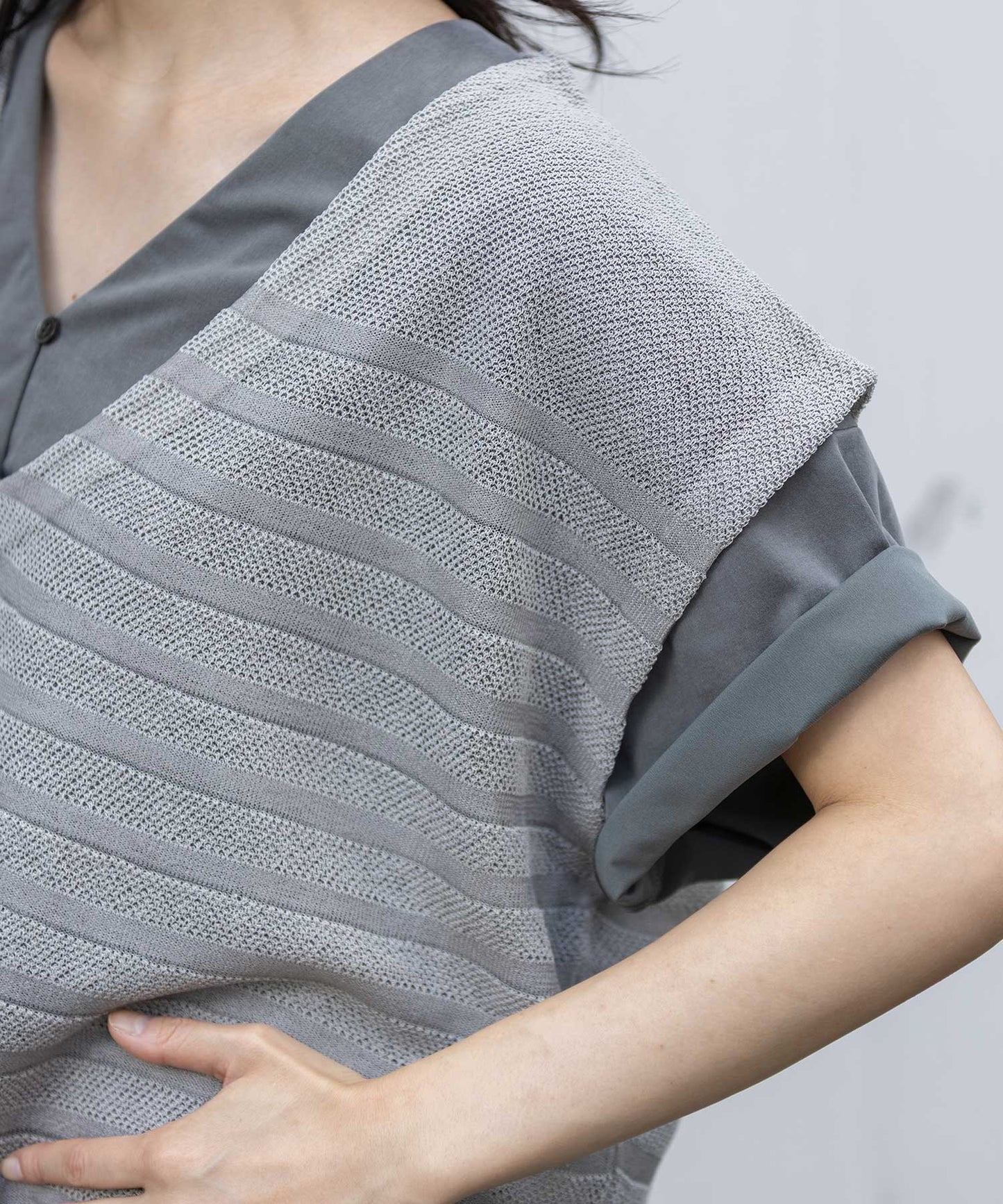 メッシュジャガードボーダーニットVネックスリーブレストップス