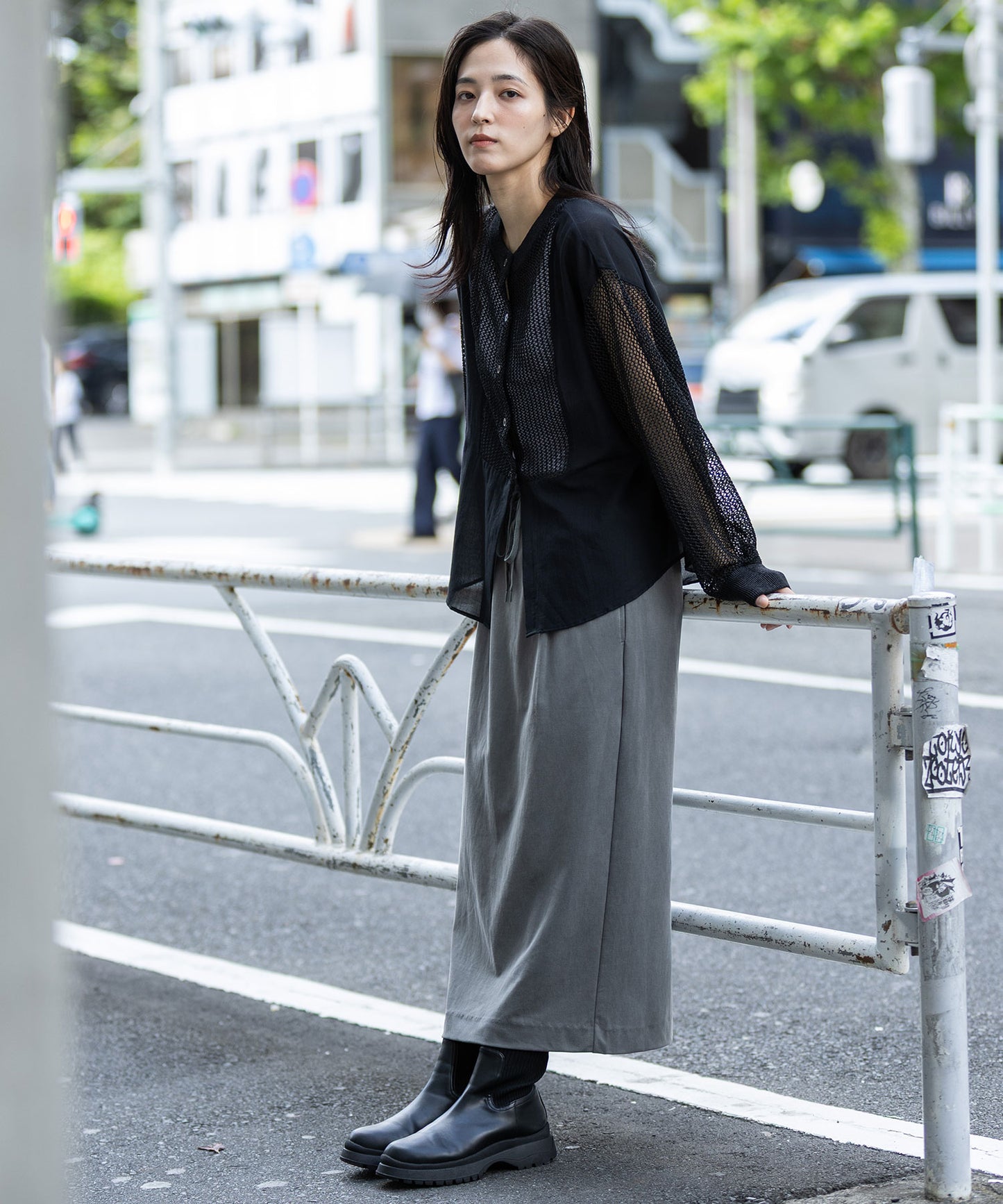 スカシ編みニット×コットンボイルドッキングシャツ