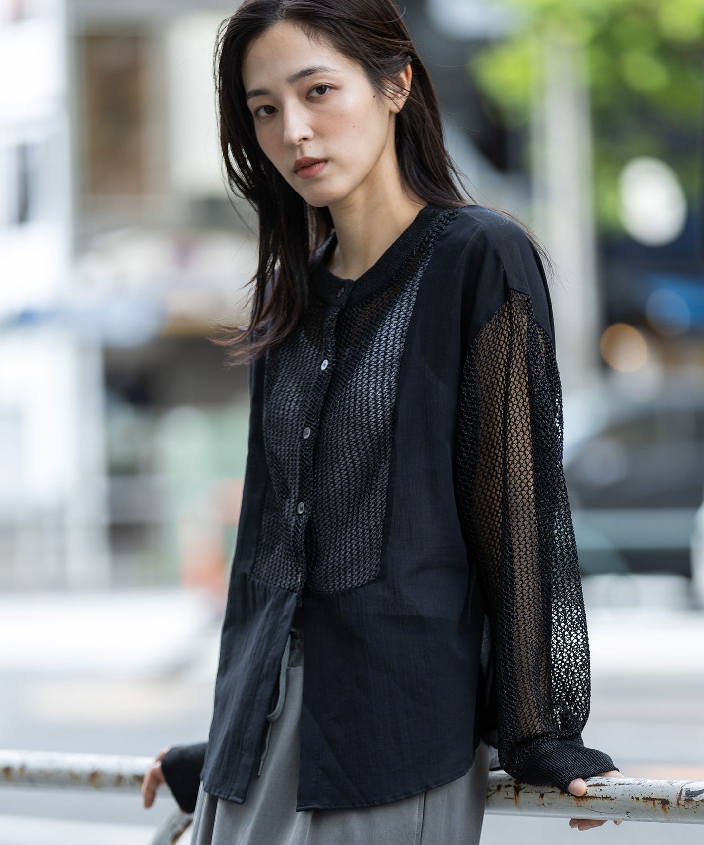 スカシ編みニット×コットンボイルドッキングシャツ