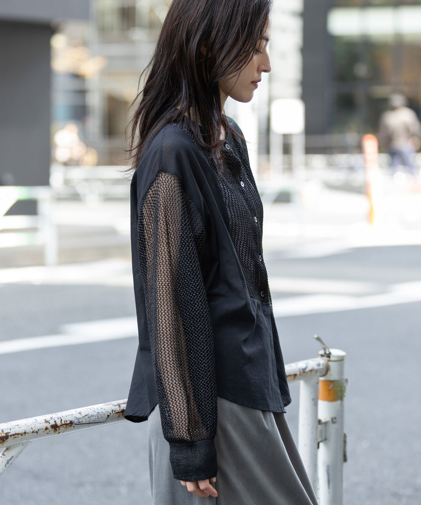 スカシ編みニット×コットンボイルドッキングシャツ