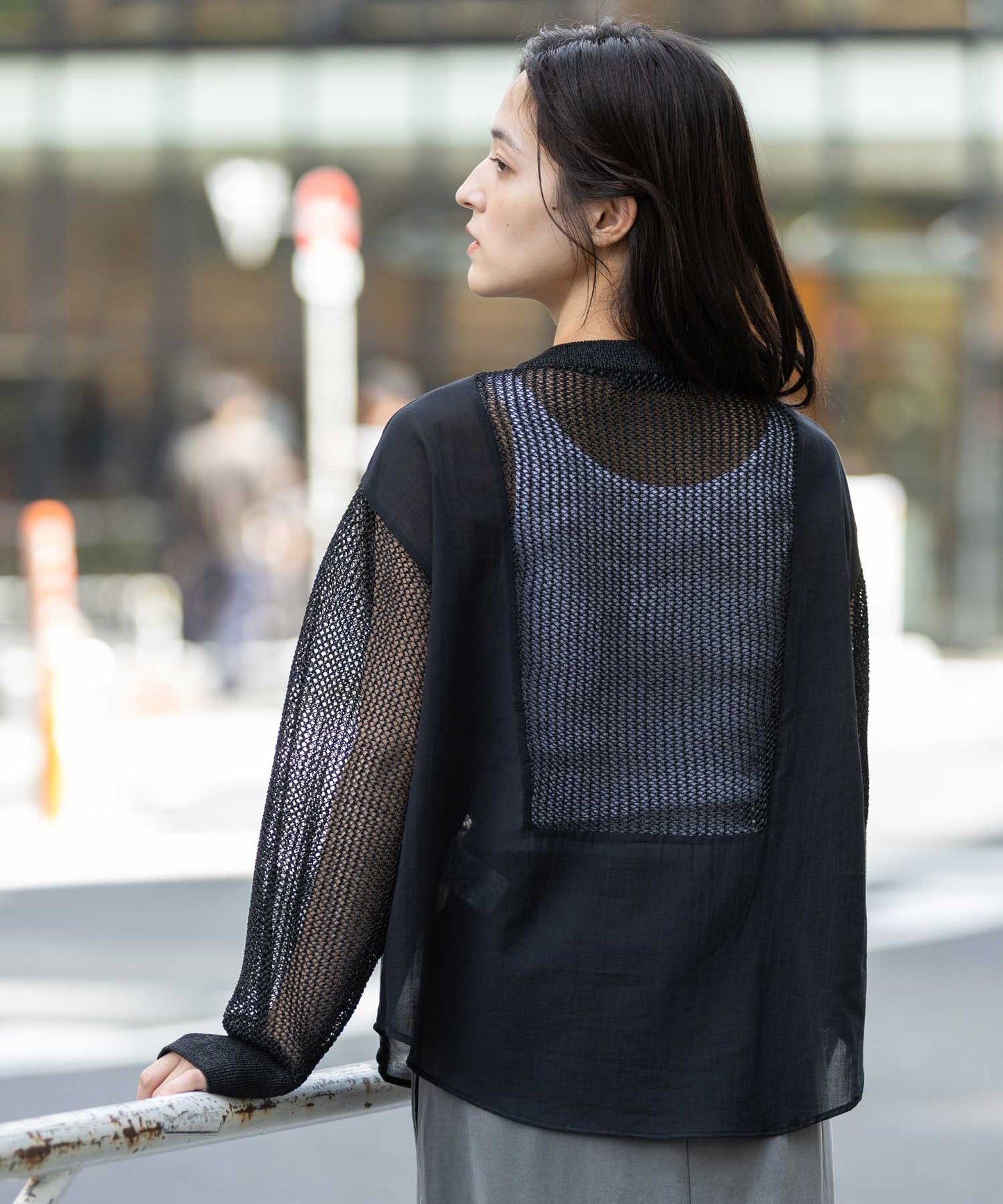 スカシ編みニット×コットンボイルドッキングシャツ