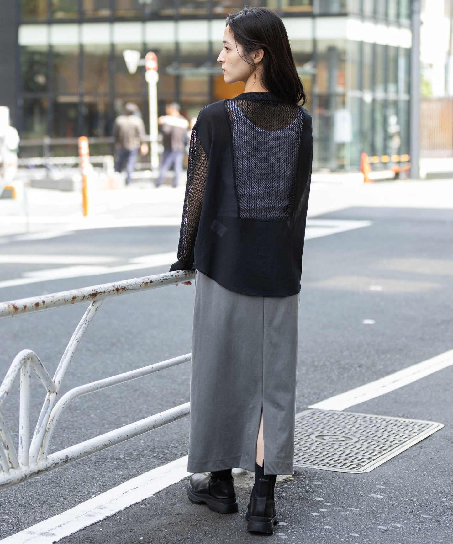 スカシ編みニット×コットンボイルドッキングシャツ