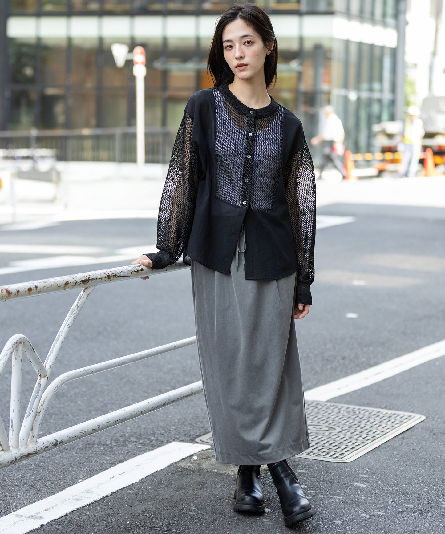 スカシ編みニット×コットンボイルドッキングシャツ