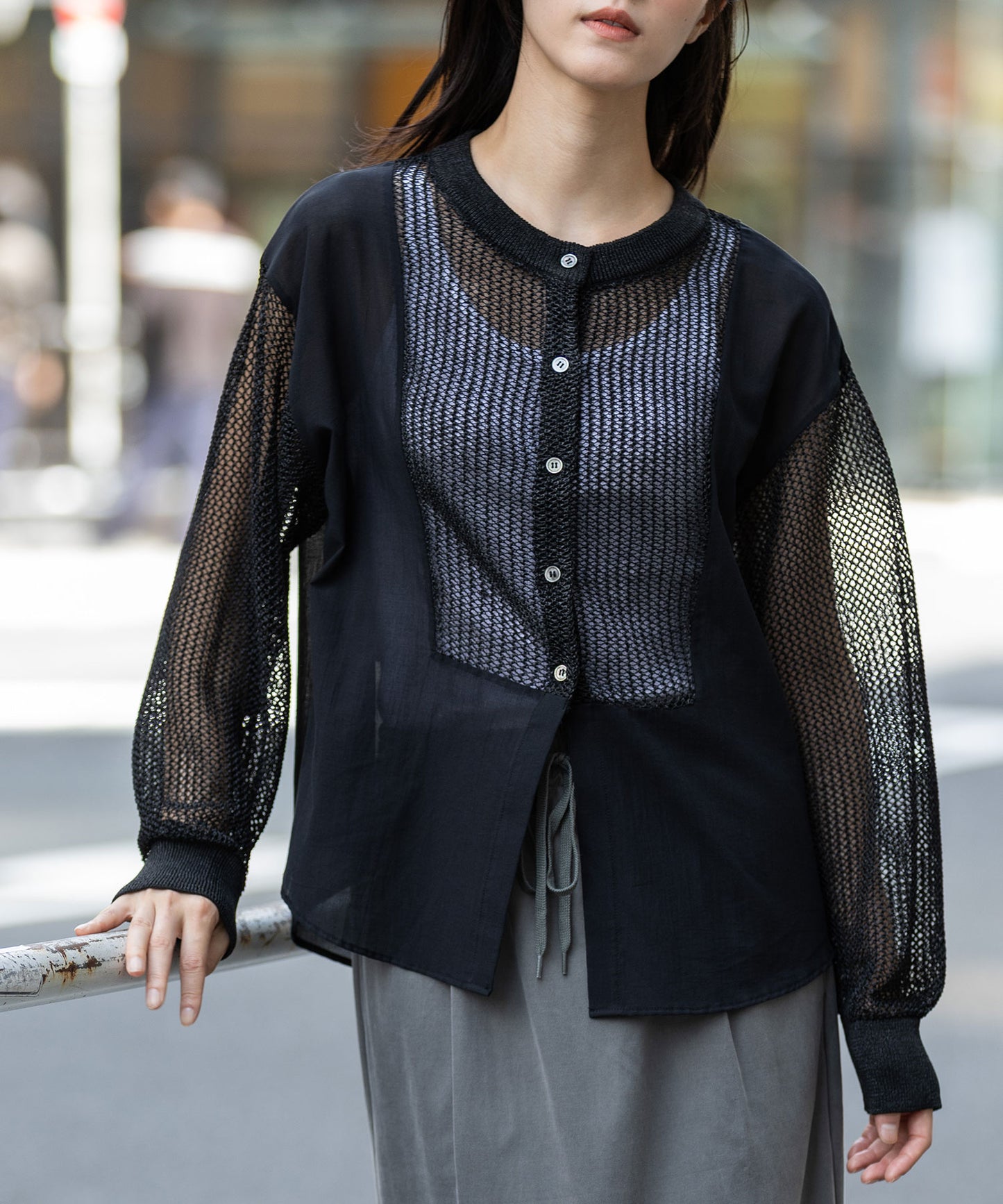 スカシ編みニット×コットンボイルドッキングシャツ