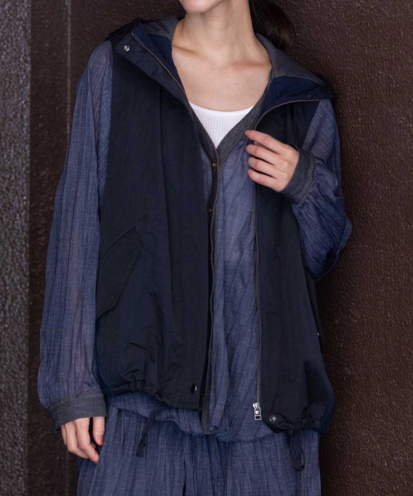 【軽量】【イージーケア】【吸水・速乾性】ツイル×梳毛調合繊×octaフーデットジレ