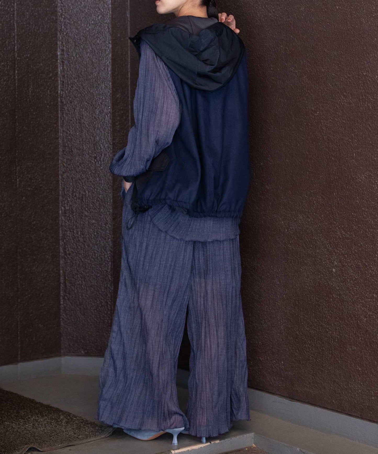 【軽量】【イージーケア】【吸水・速乾性】ツイル×梳毛調合繊×octaフーデットジレ