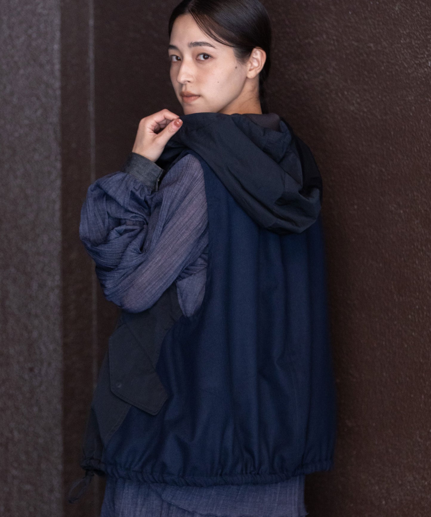 【軽量】【イージーケア】【吸水・速乾性】ツイル×梳毛調合繊×octaフーデットジレ