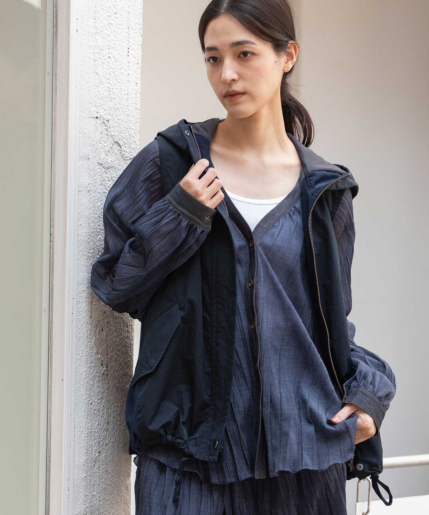 【軽量】【イージーケア】【吸水・速乾性】ツイル×梳毛調合繊×octaフーデットジレ