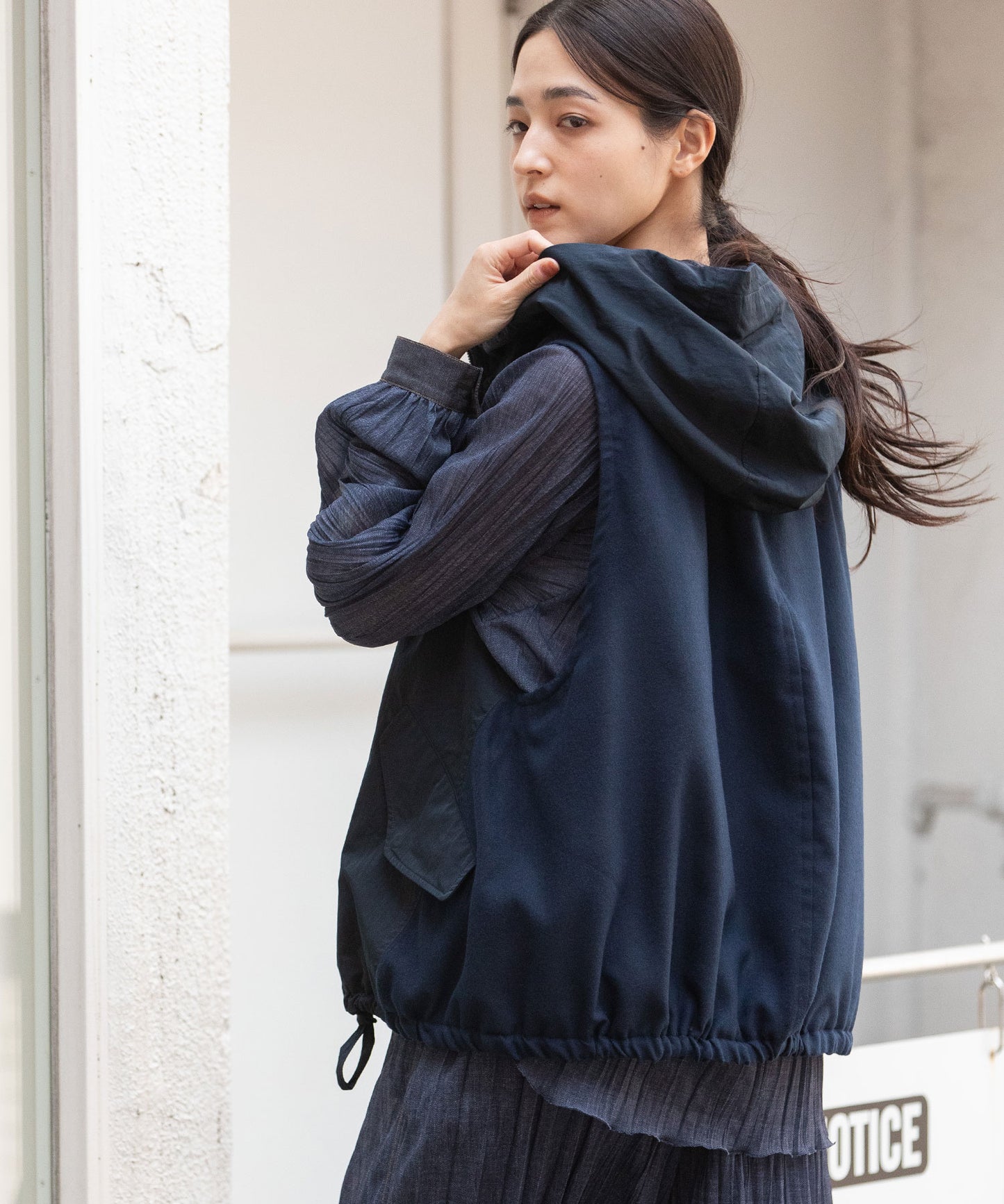 【軽量】【イージーケア】【吸水・速乾性】ツイル×梳毛調合繊×octaフーデットジレ