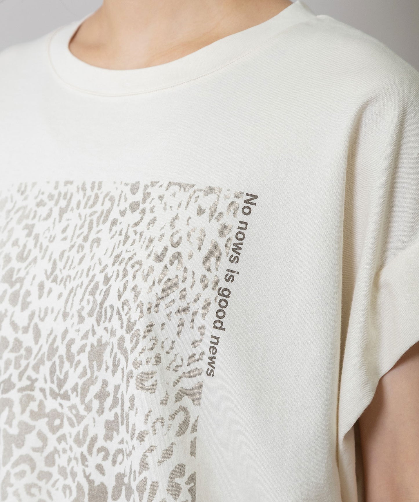 レオパード柄プリントタックスリーブTシャツ