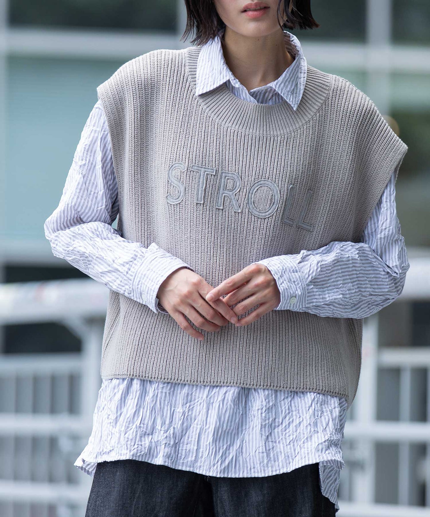 7GG片畦編みニットロゴ刺繍ジレ