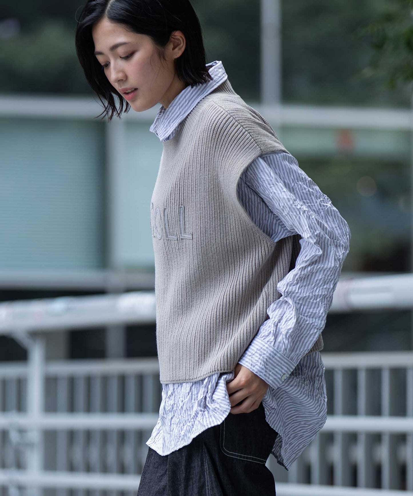 7GG片畦編みニットロゴ刺繍ジレ