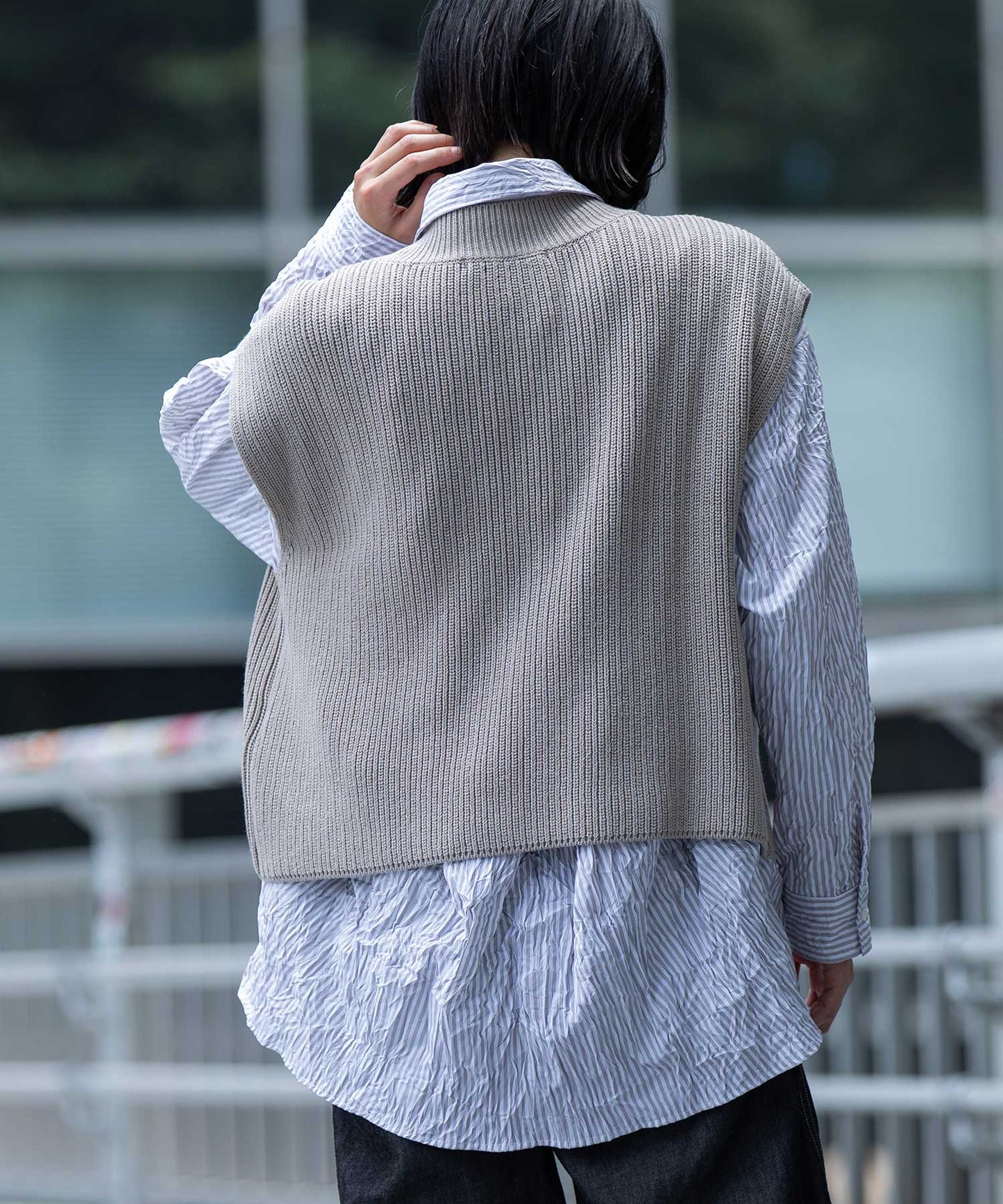 7GG片畦編みニットロゴ刺繍ジレ