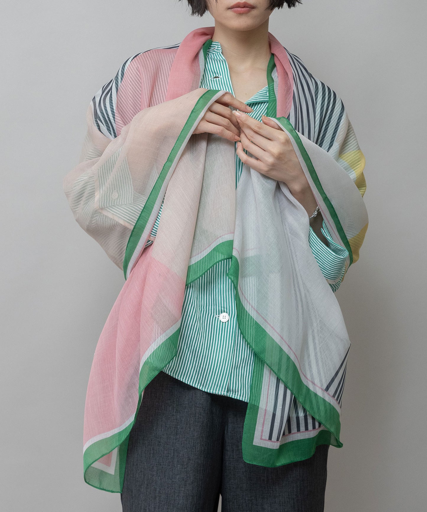 ジオメトリック柄ストール