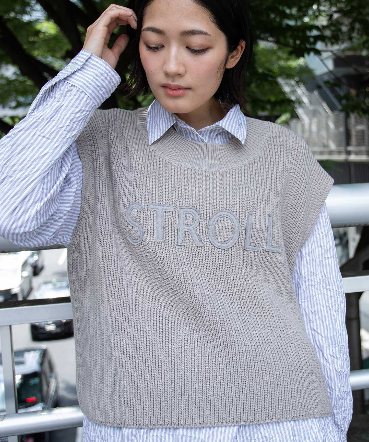 7GG片畦編みニットロゴ刺繍ジレ