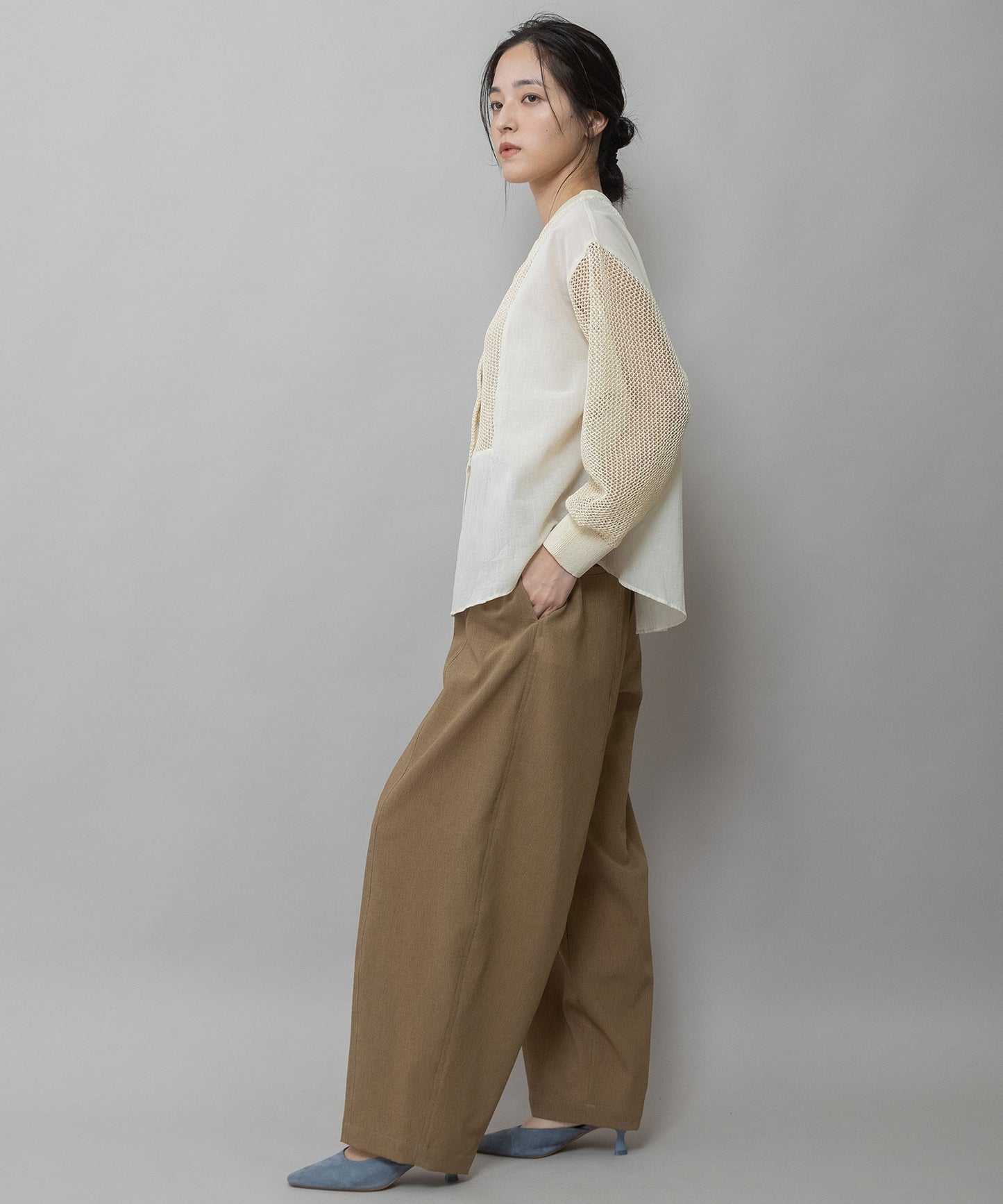 スカシ編みニット×コットンボイルドッキングシャツ