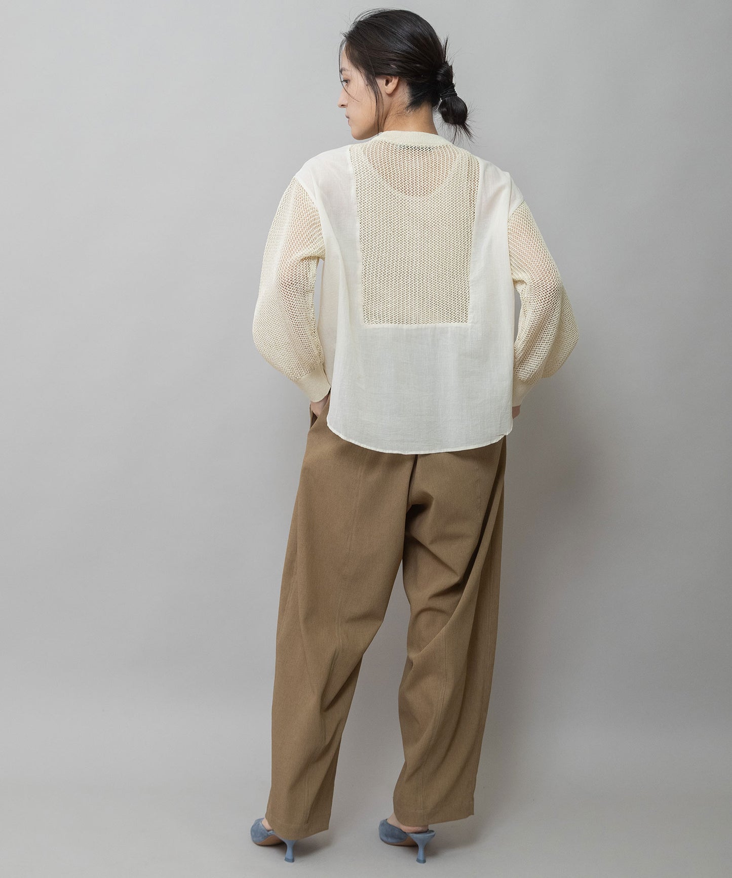 スカシ編みニット×コットンボイルドッキングシャツ