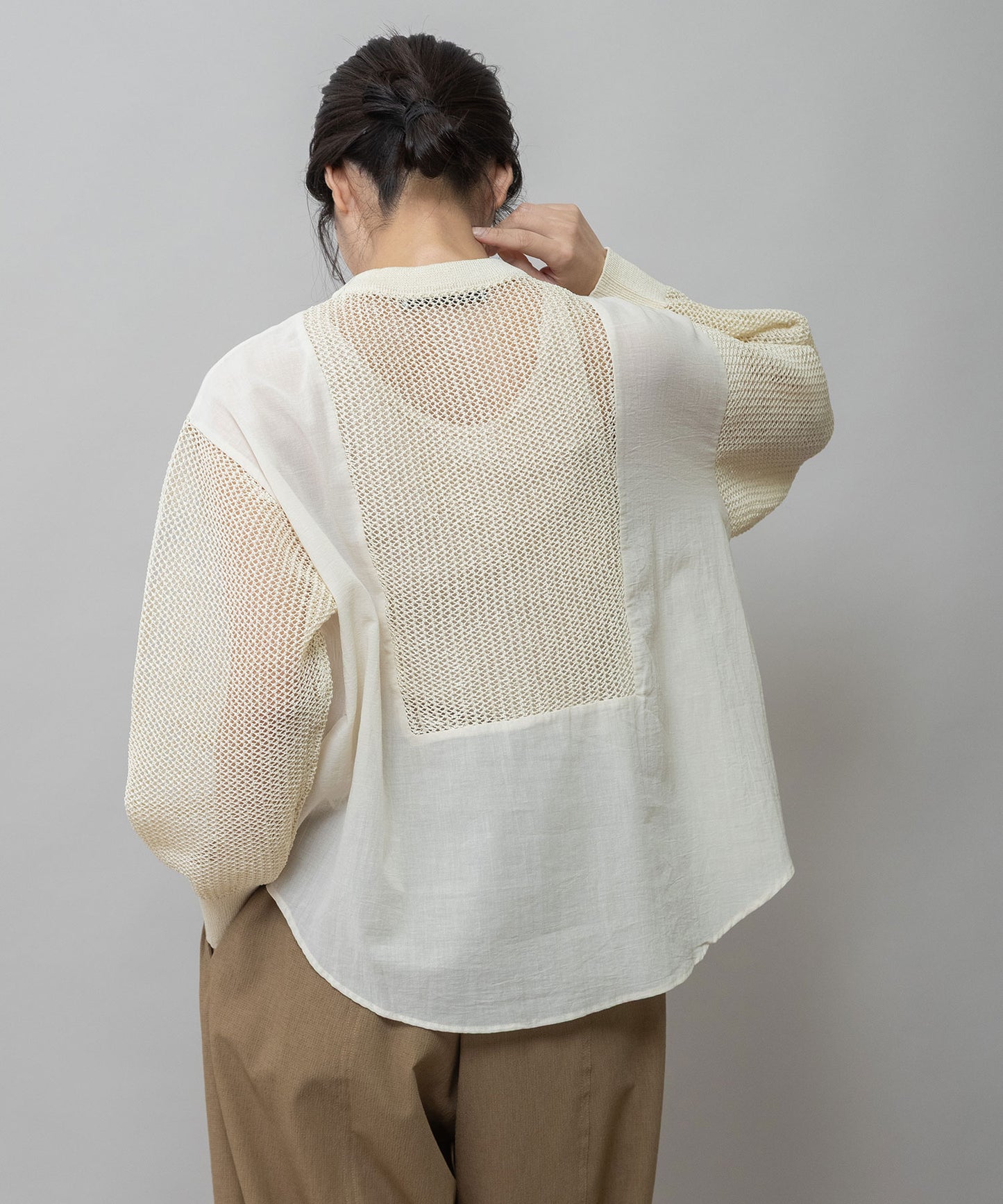 スカシ編みニット×コットンボイルドッキングシャツ