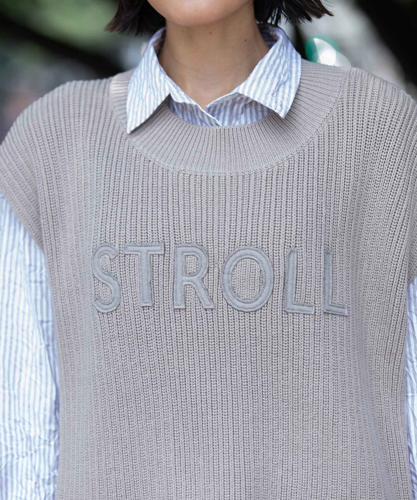 7GG片畦編みニットロゴ刺繍ジレ