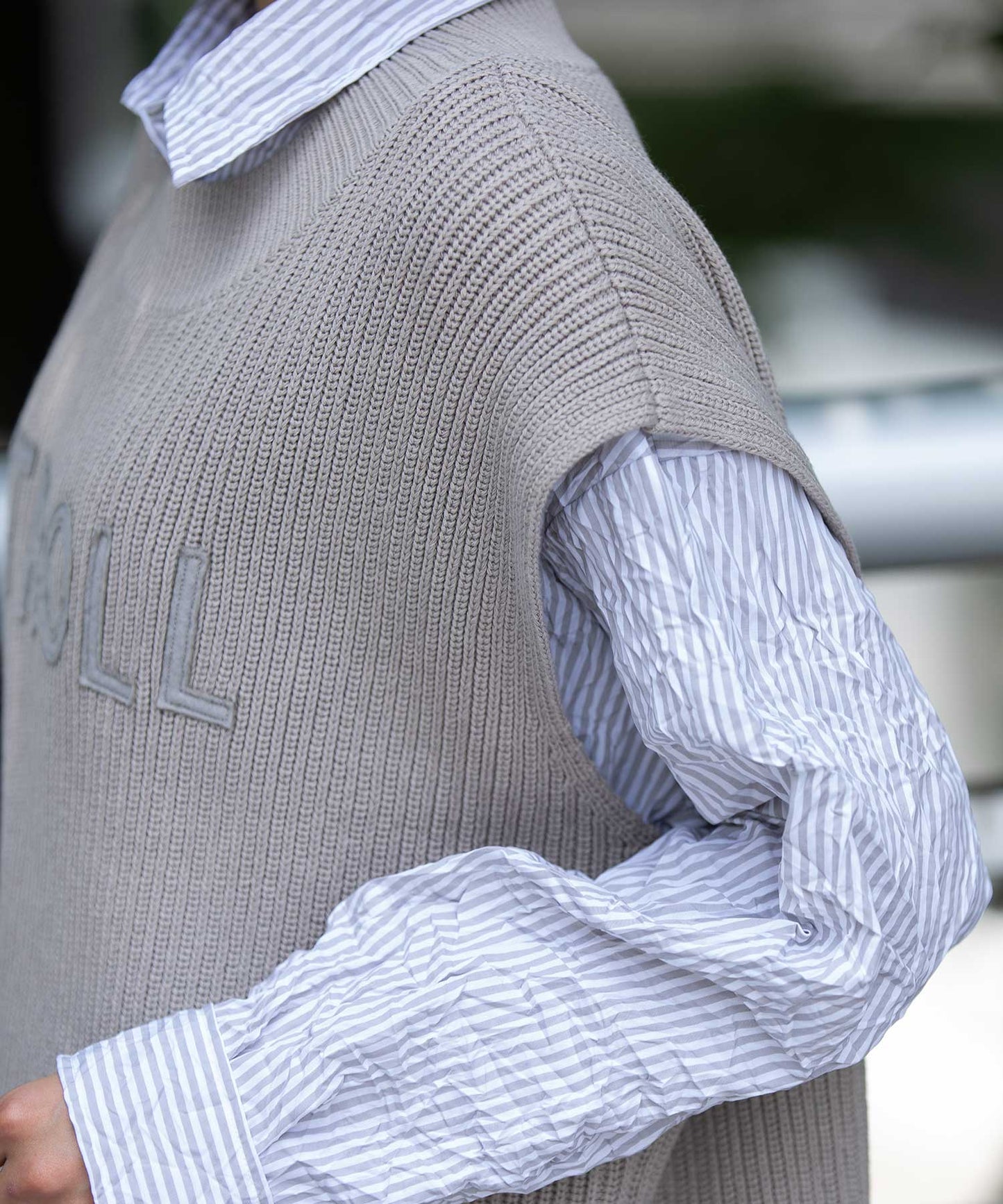 7GG片畦編みニットロゴ刺繍ジレ