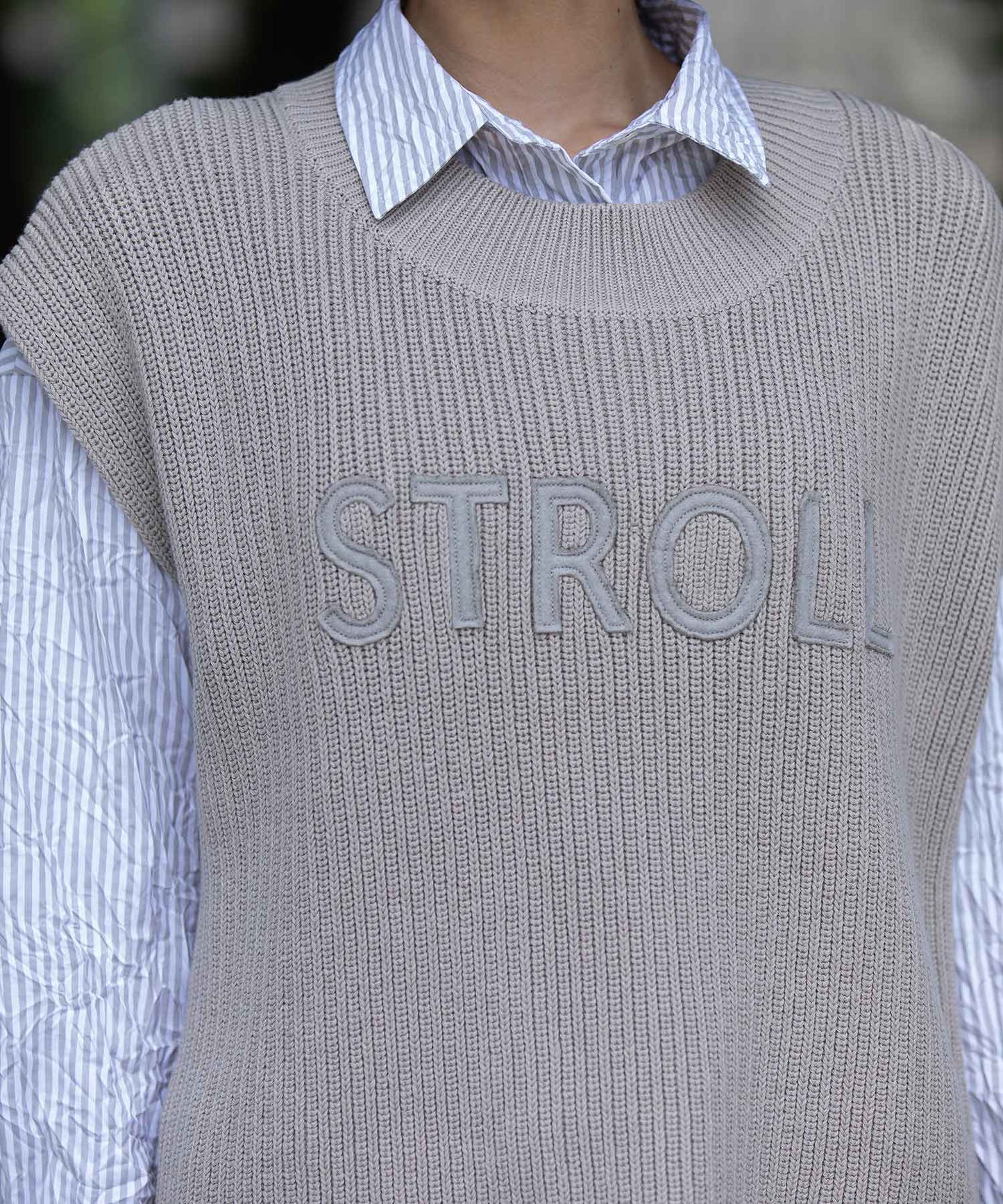 7GG片畦編みニットロゴ刺繍ジレ