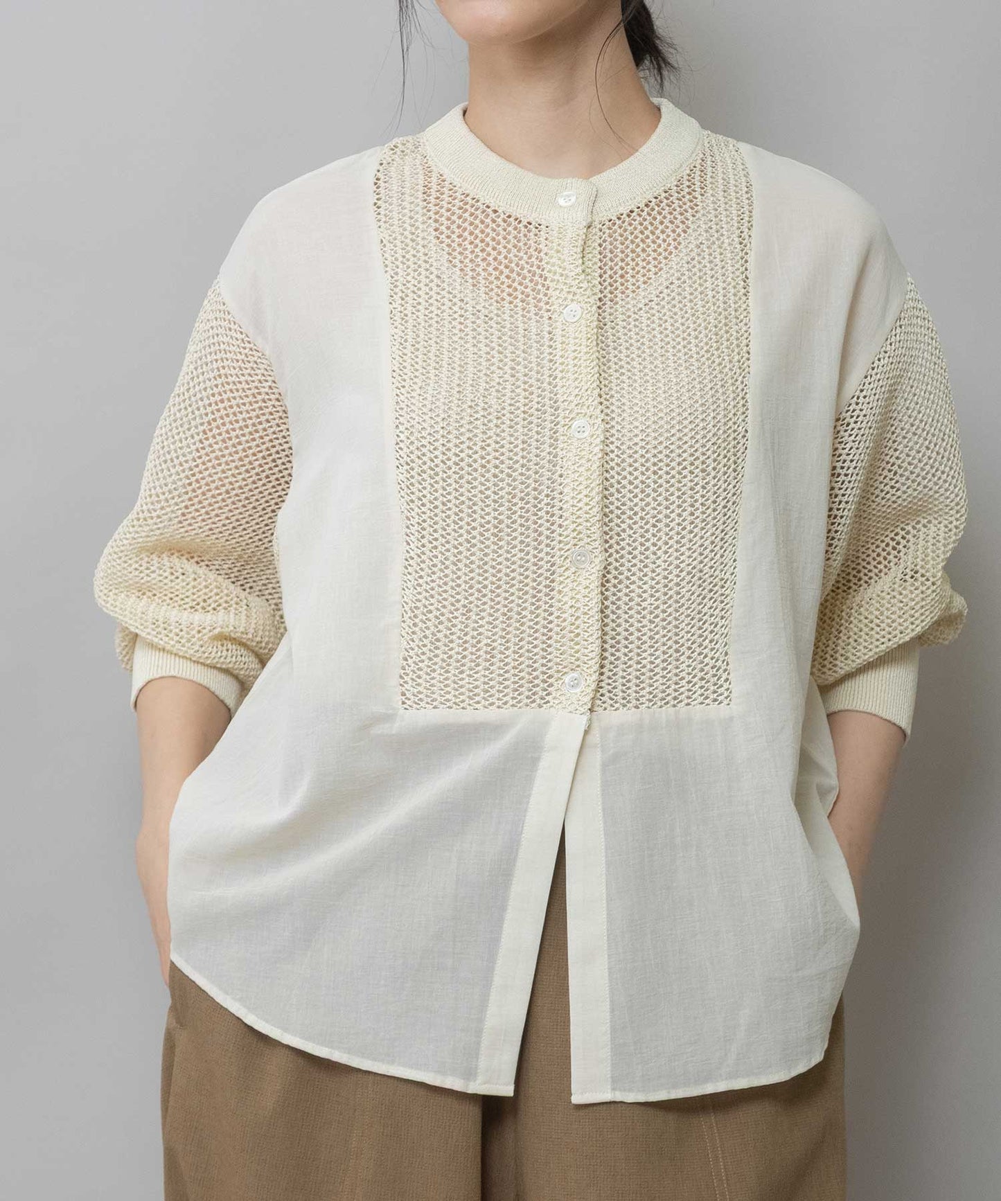 スカシ編みニット×コットンボイルドッキングシャツ