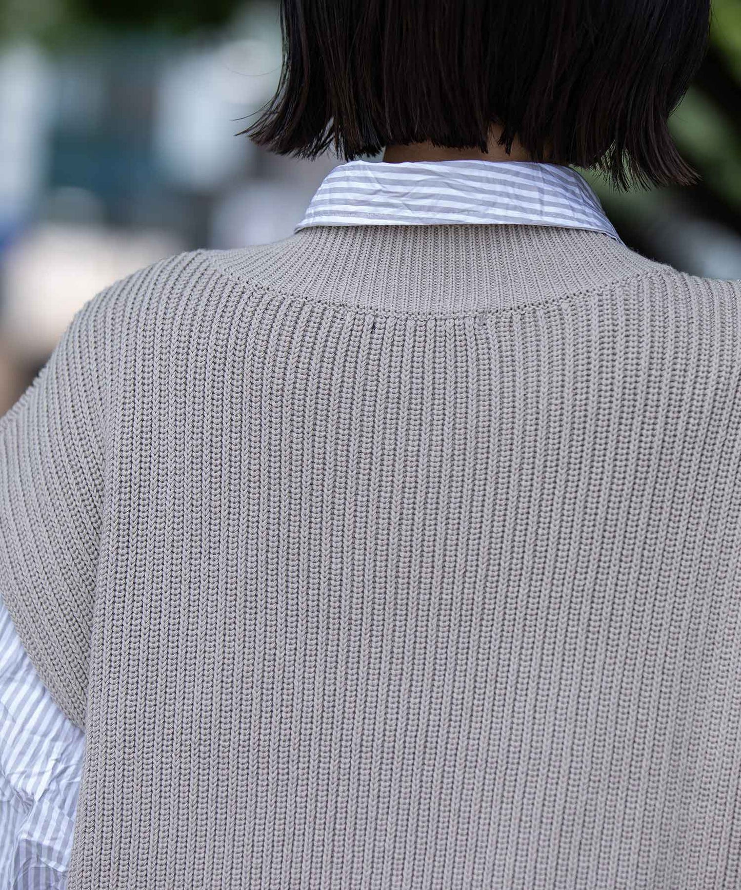 7GG片畦編みニットロゴ刺繍ジレ