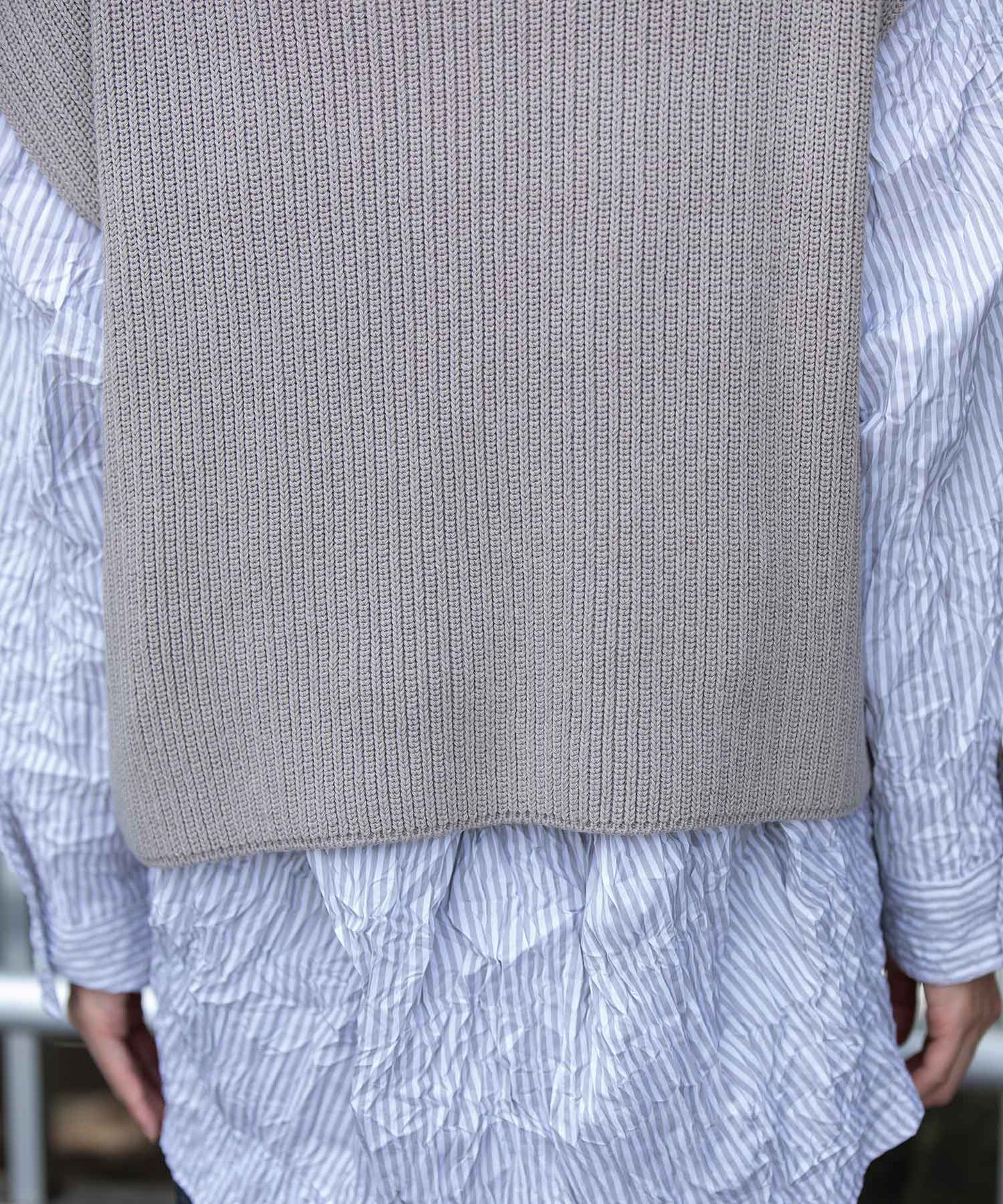 7GG片畦編みニットロゴ刺繍ジレ