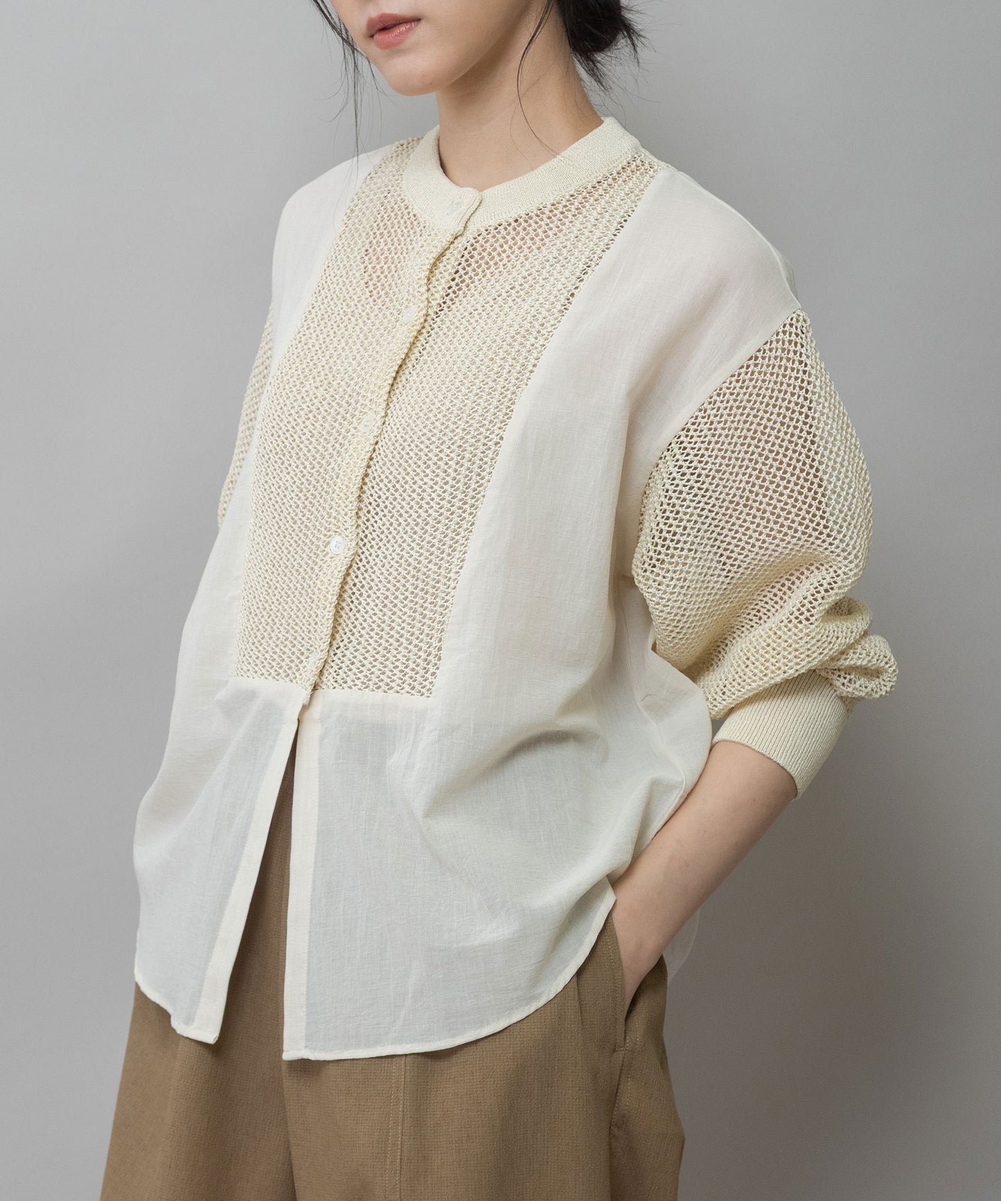 スカシ編みニット×コットンボイルドッキングシャツ