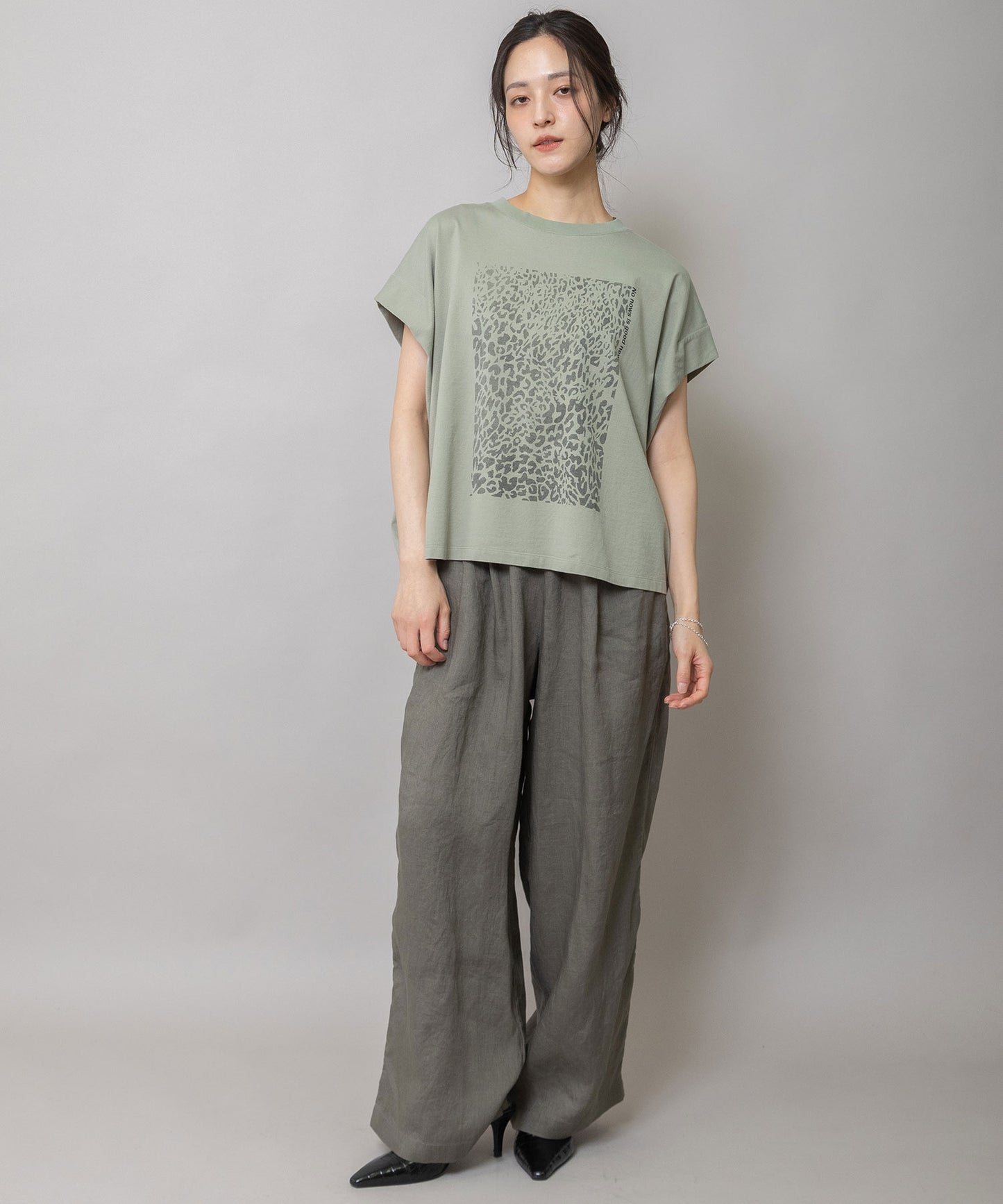 レオパード柄プリントタックスリーブTシャツ