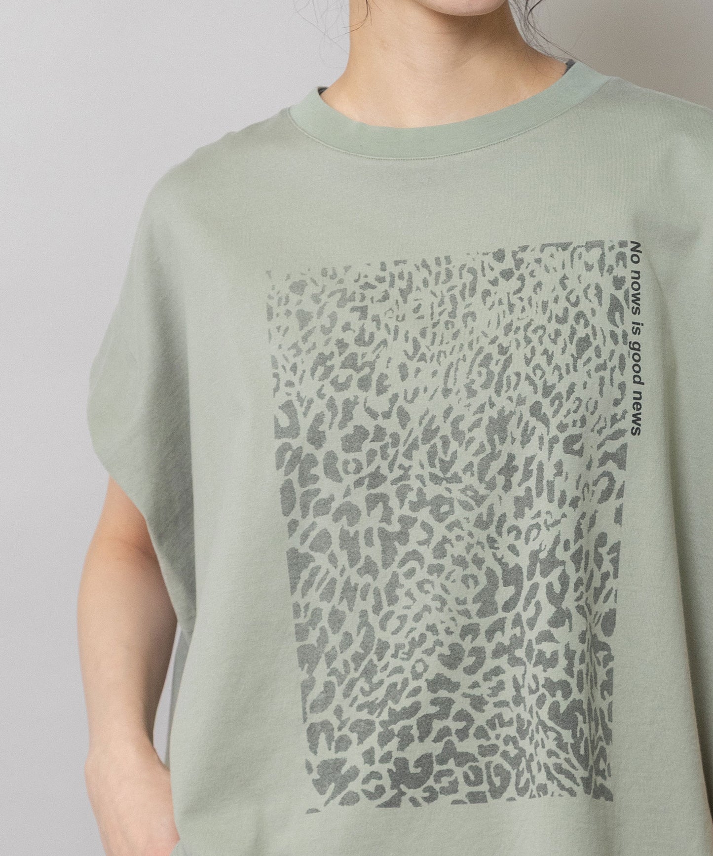 レオパード柄プリントタックスリーブTシャツ