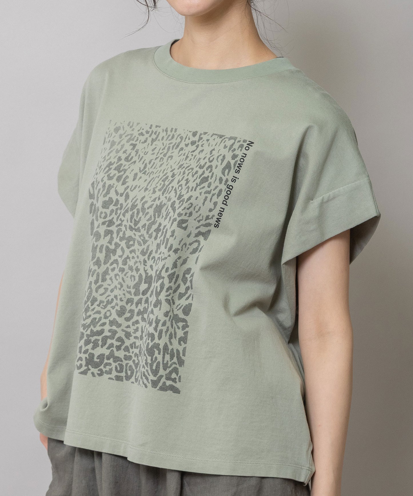 レオパード柄プリントタックスリーブTシャツ
